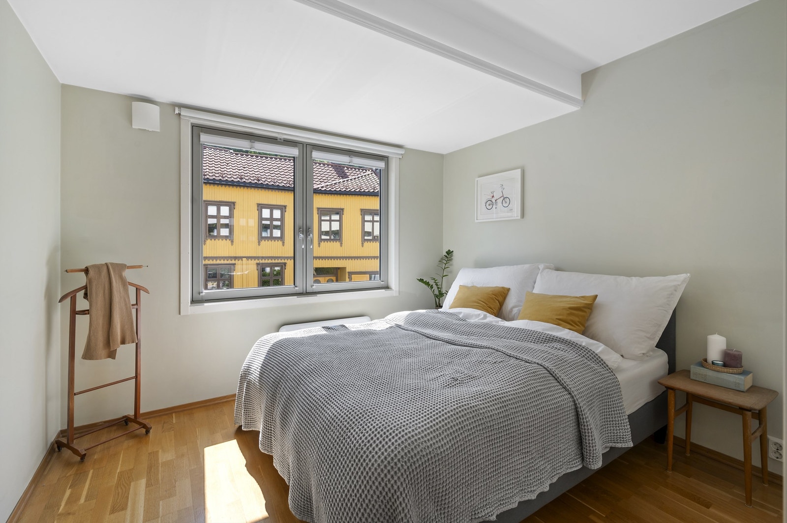 Hovedsoverommet er romslig med god plass til dobbeltseng, nattbord og oppbevaring i romslig garderobe. Galleribilde