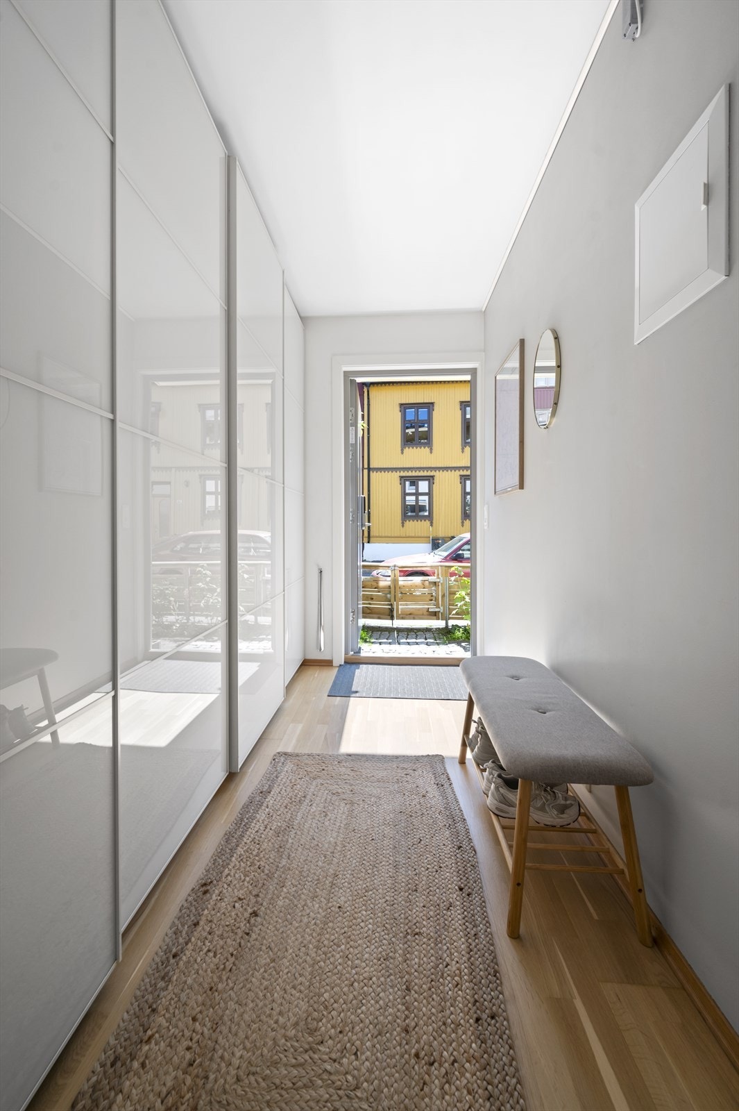 Velkommen inn! Innbydende entré som er med på å gi et godt førsteinntrykk av leiligheten. Det er god plass til å henge fra seg klær og sette fra seg skotøy i stor skyvedørsgarderobe. Smarthus-enhet fra Futurehome og Yale Doorman L3S følger med. Galleribilde