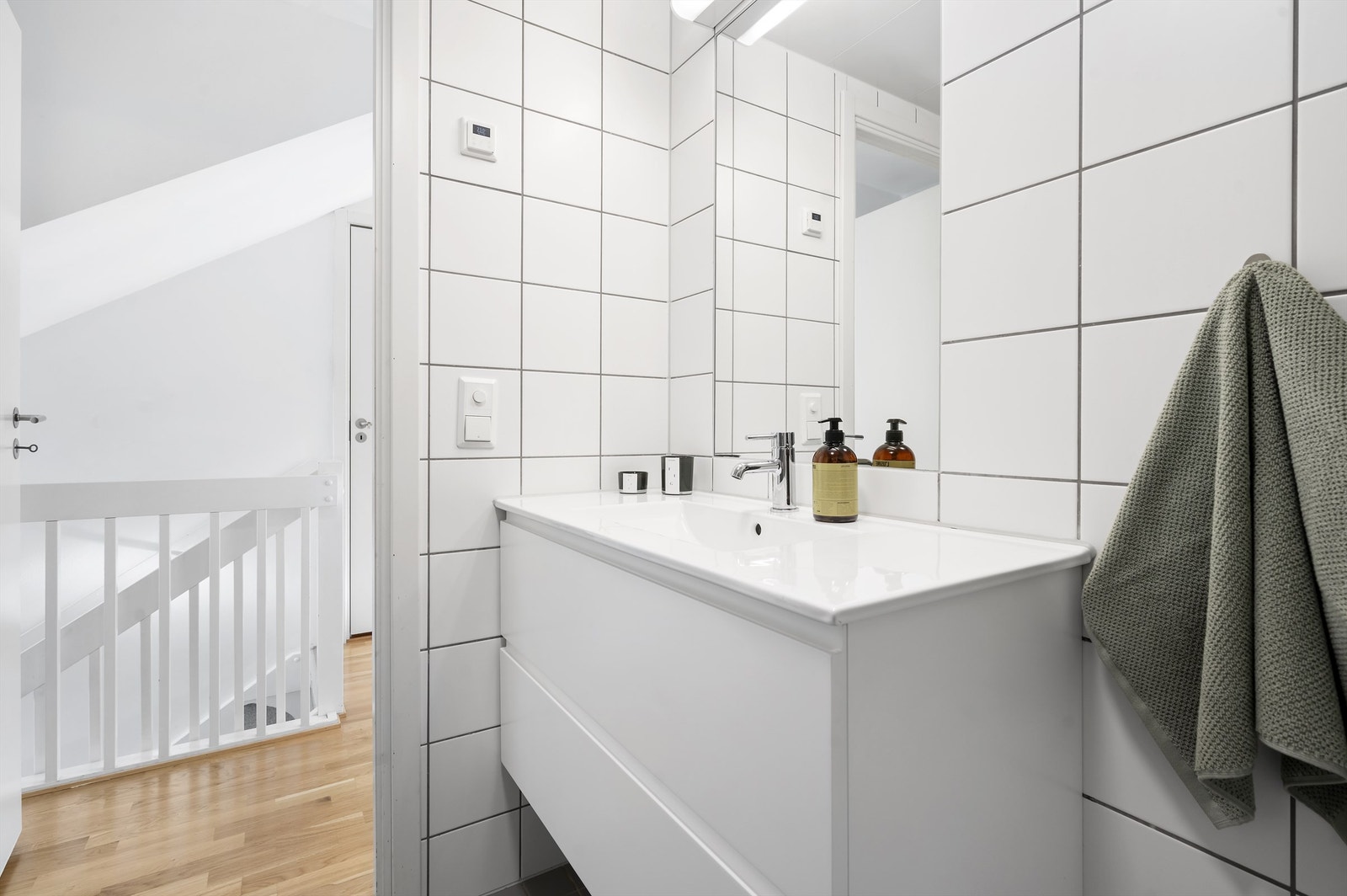 Innredningen består av vegghengt toalett, servant med innredning, innfelt speil og dusjhjørne med svingbare glassdører. Opplegg for vaskemaskin og mekanisk avtrekk. Galleribilde