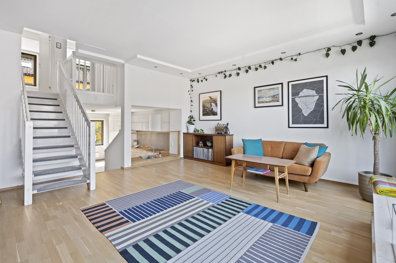 Stue og kjøkken ligger i åpen løsning, men er delvis avdelt ved at stuen ligger en halv etasje opp fra kjøkkenet. Galleribilde