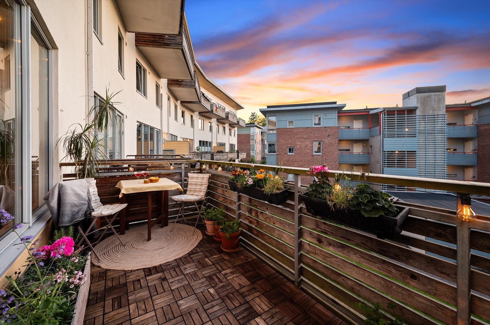 Det er god plass til sittegruppe og på årets varme dager er dette naturligvis en fin forlengelse av stuen. Galleribilde