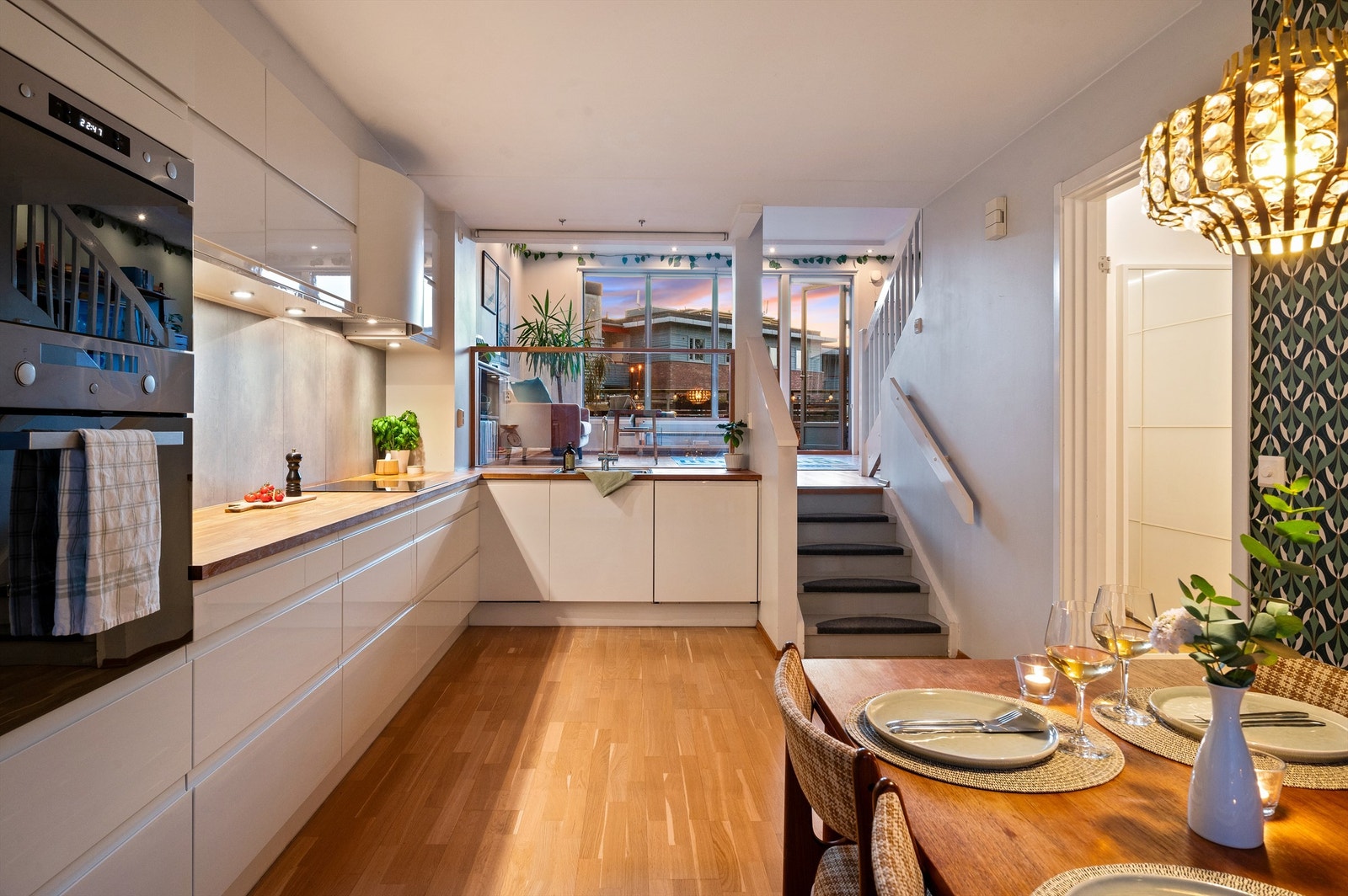 Leilighetens kjøkken har adkomst fra entré. Kjøkkeninnredningen er fra HTH og har rikelig med skap- og benkeplass, med andre ord god boltreplass for den matglade. Galleribilde