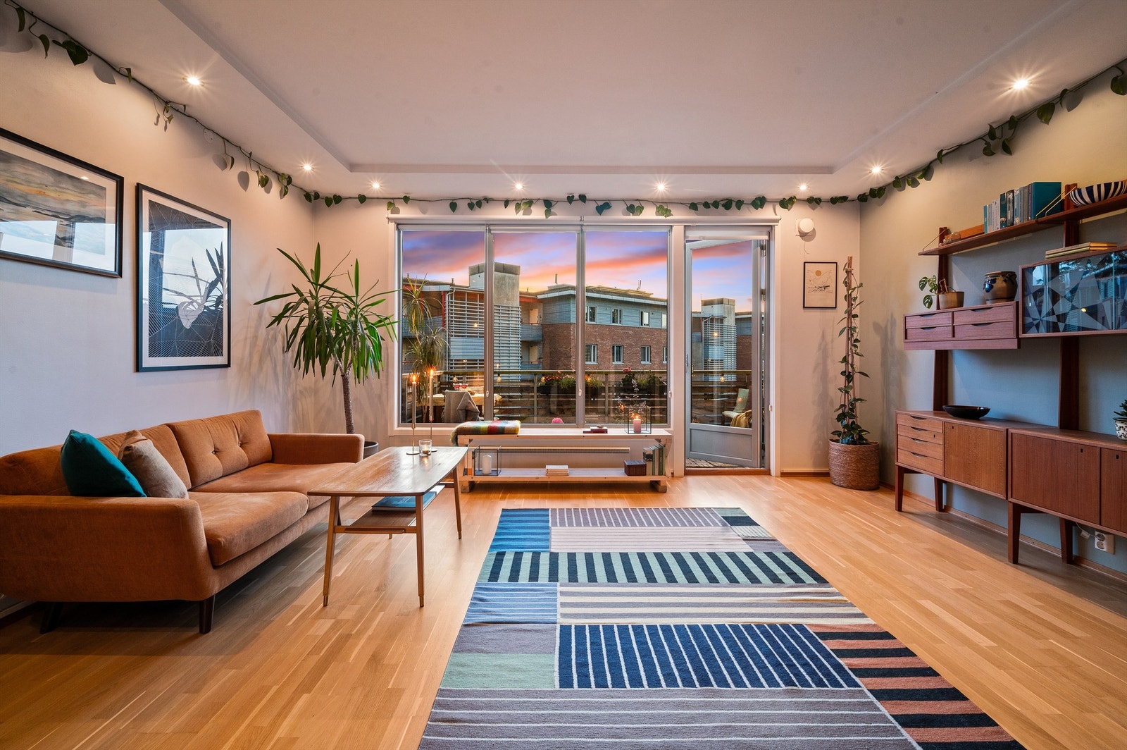 En lekker 3- roms leilighet med spennende utforming, fin arkitektur og svært gode solforhold! Galleribilde