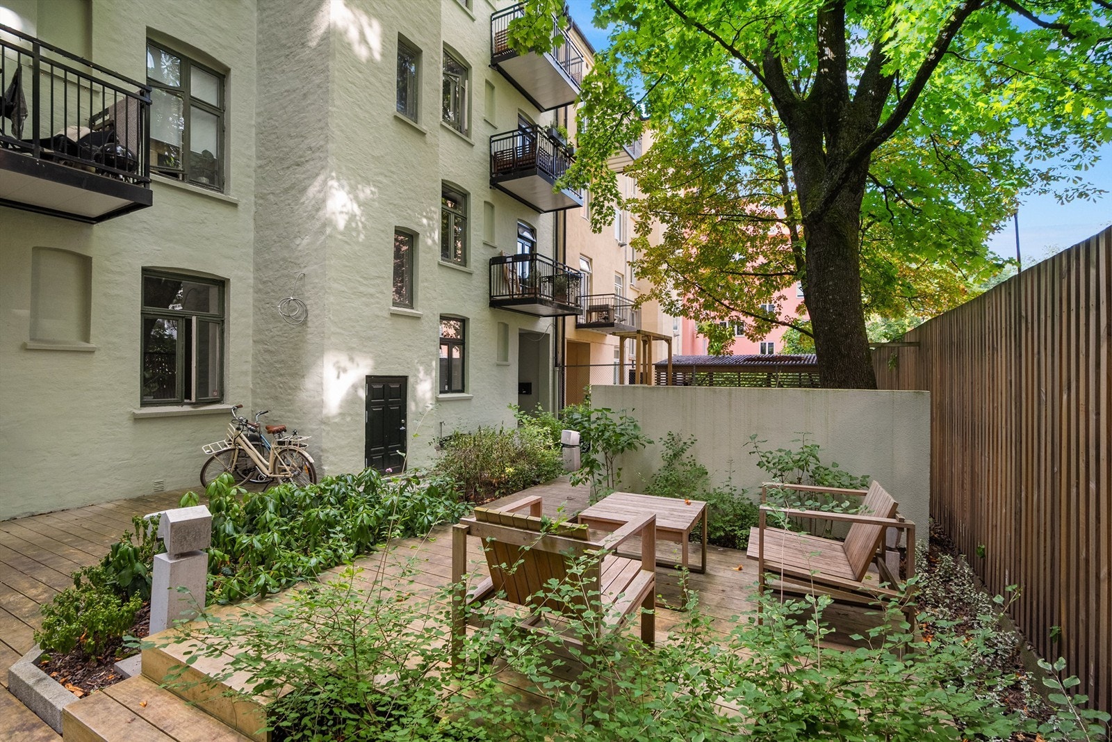 Sameiet har gjort store oppgraderinger i bakgård, og skapt et nydelig, innbydende bakgårdsrom til bruk for beboere. Galleribilde