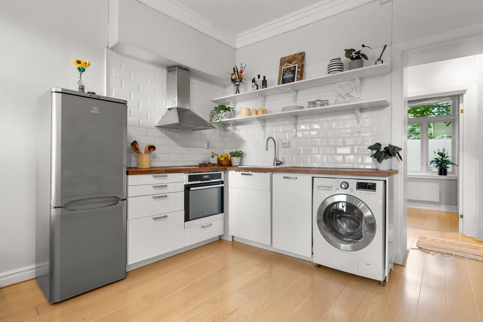 Velholdt kjøkken utstyrt med vaskemaskin, oppvaskmaskin, stekeovn, platetopp, samt kjøl/frys. Galleribilde