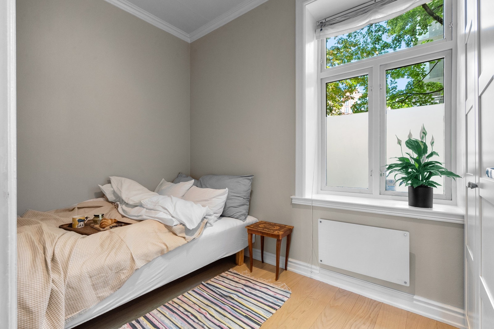 Praktisk soverom som vender inn mot indre gårdsrom. Galleribilde