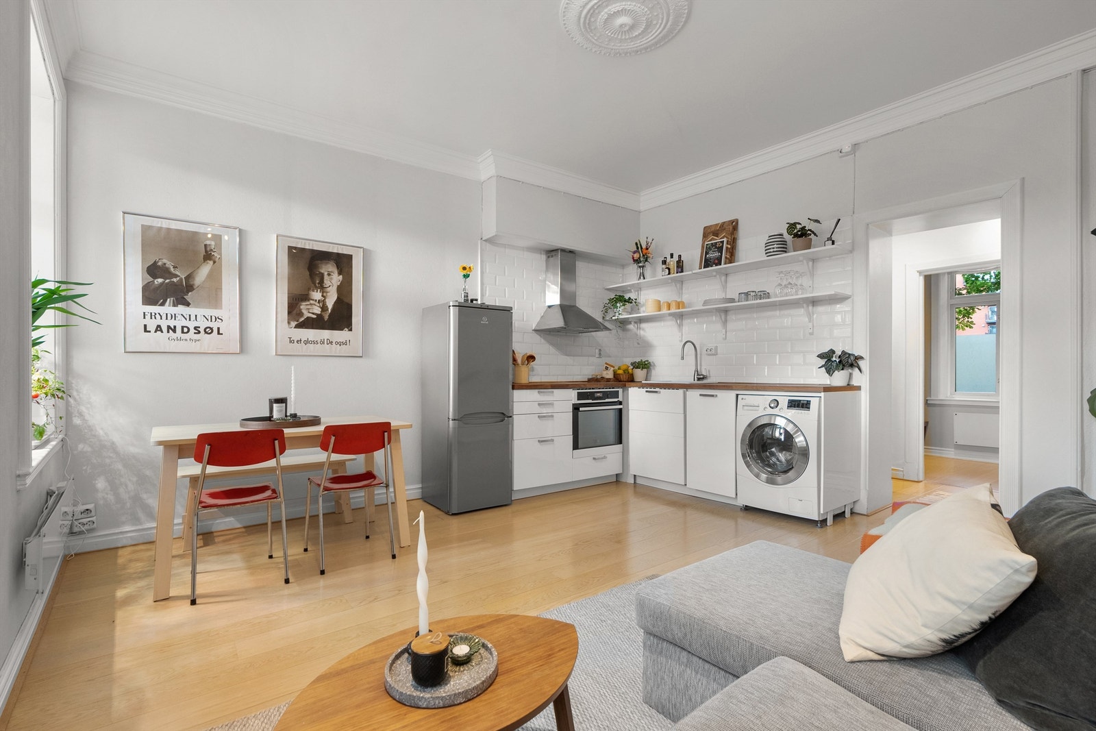 Superpraktisk planløsning med romslig åpen stue- og kjøkkenløsning med god plass for både sofahjørne og spisebord. Galleribilde