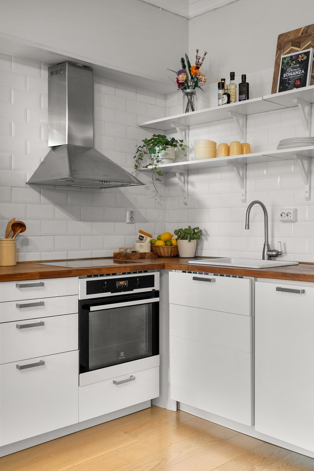 Kjøkken med åpen løsning mot stue. Kjøkkeninnredning med hvite slette fronter fra 2015. Galleribilde