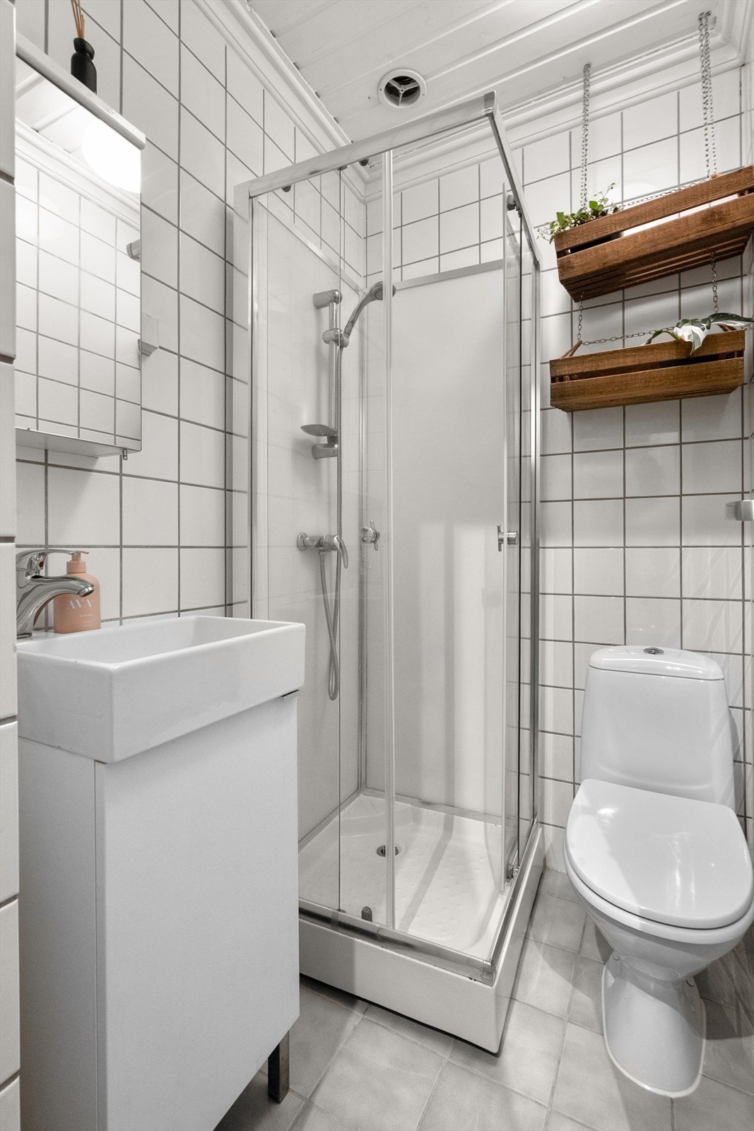 Praktisk flislagt baderom av eldre dato. Galleribilde