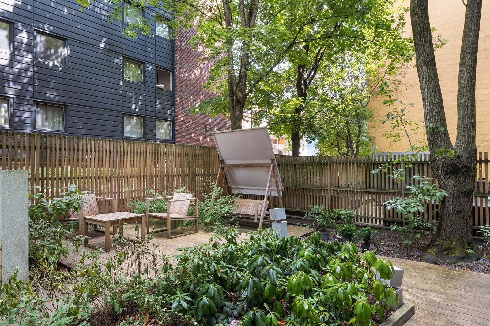 Sameiet har en idyllisk opparbeidet bakgård, et herlig sted å nyte late sommerdager rett utenfor døren. Galleribilde