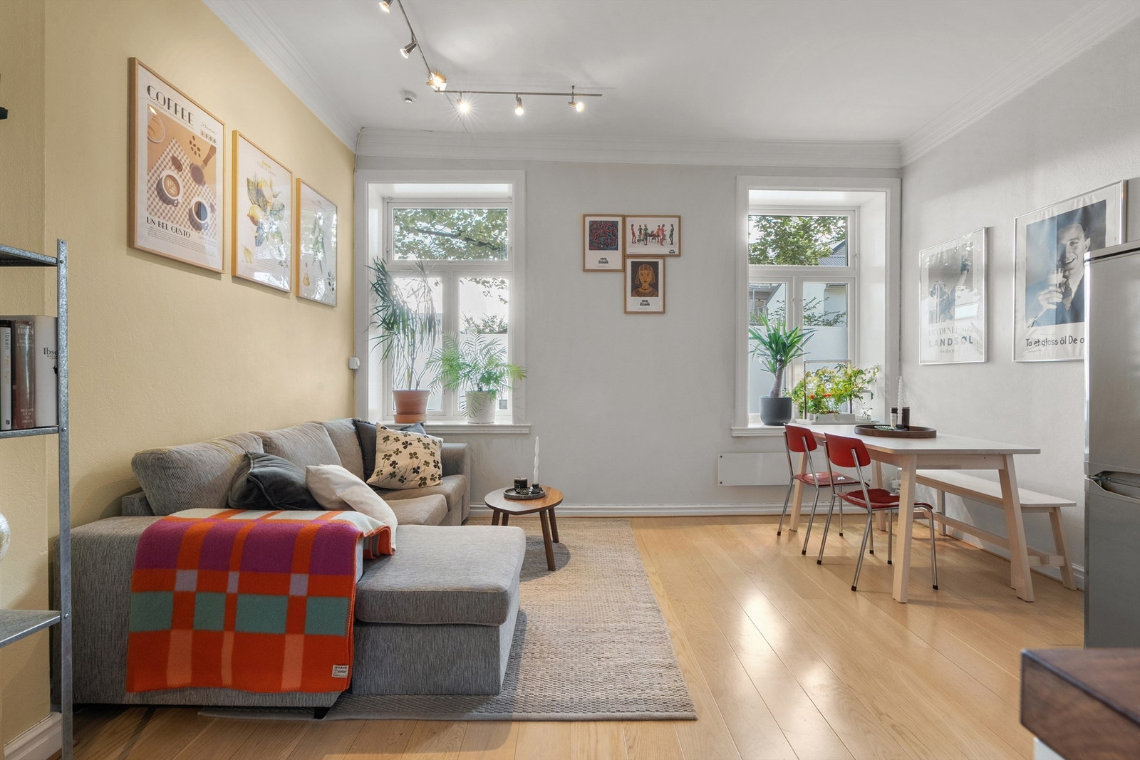 Store klassiske vinduer som sørger for rikelig med lys. Galleribilde