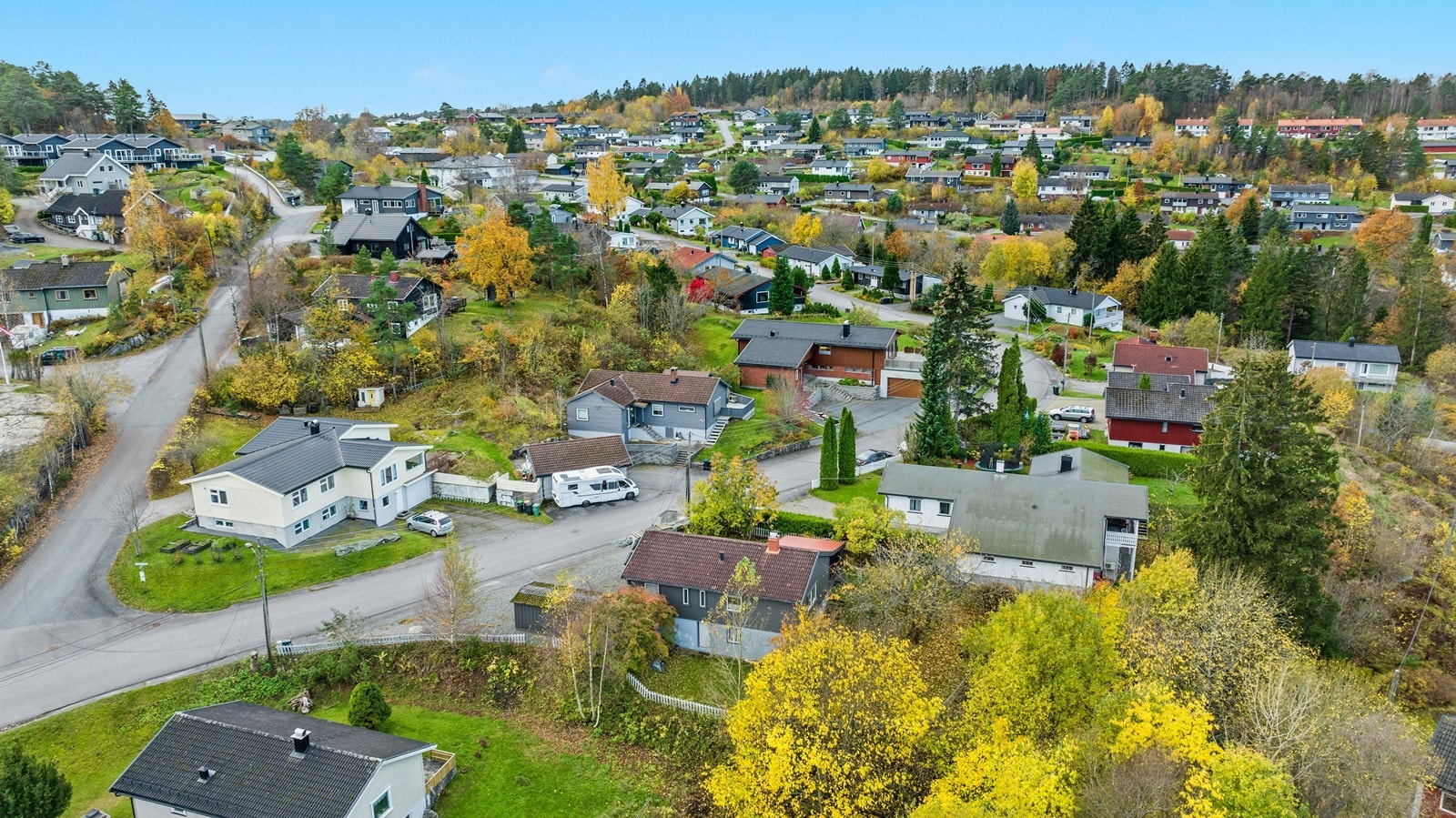 Boligen ligger i et veletablert boligområde med relativt lite gjennomgangstrafikk. Galleribilde