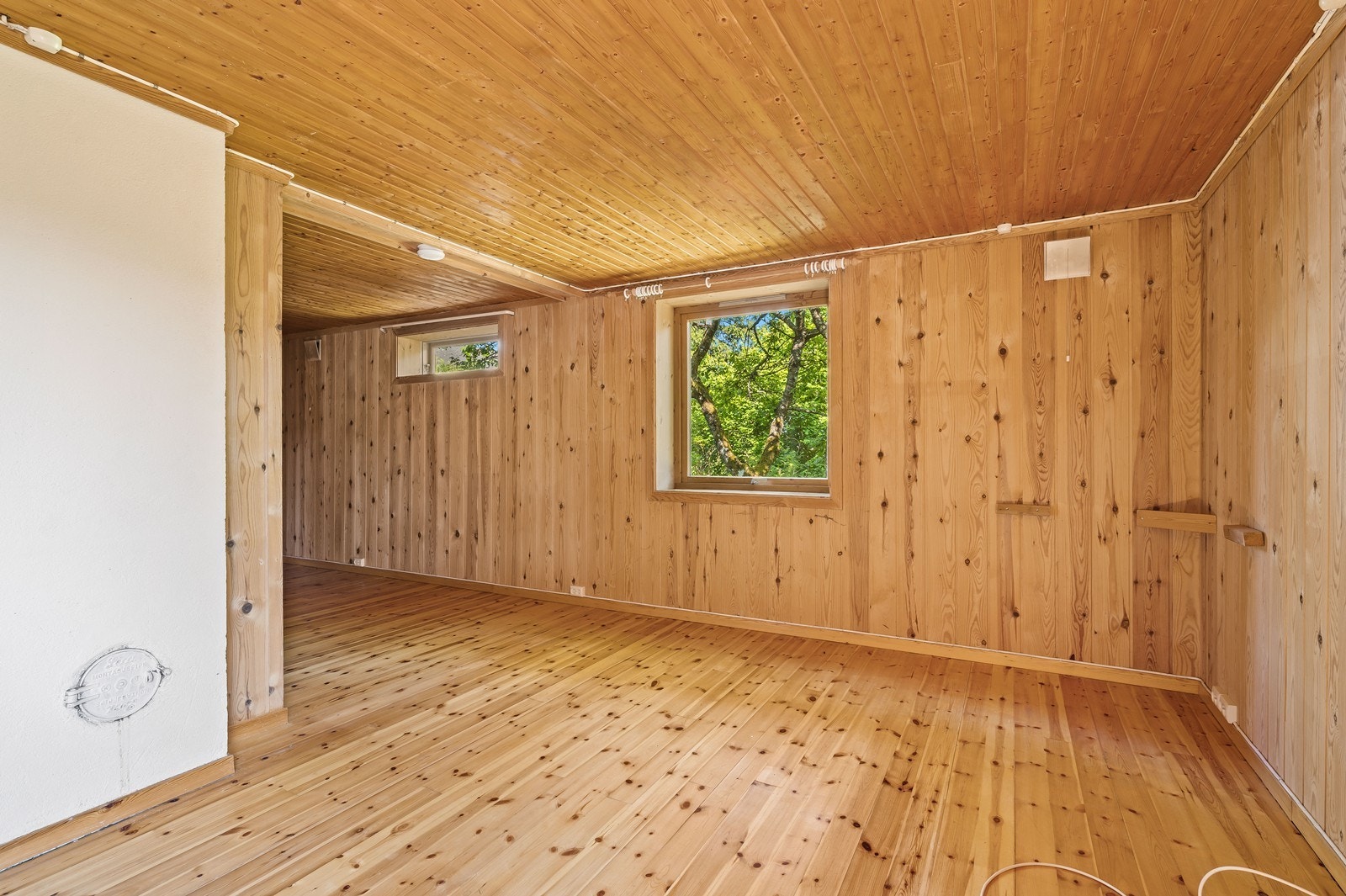 I underetasjen er det et stort disponibelt rom benyttet som kjellerstue. Galleribilde