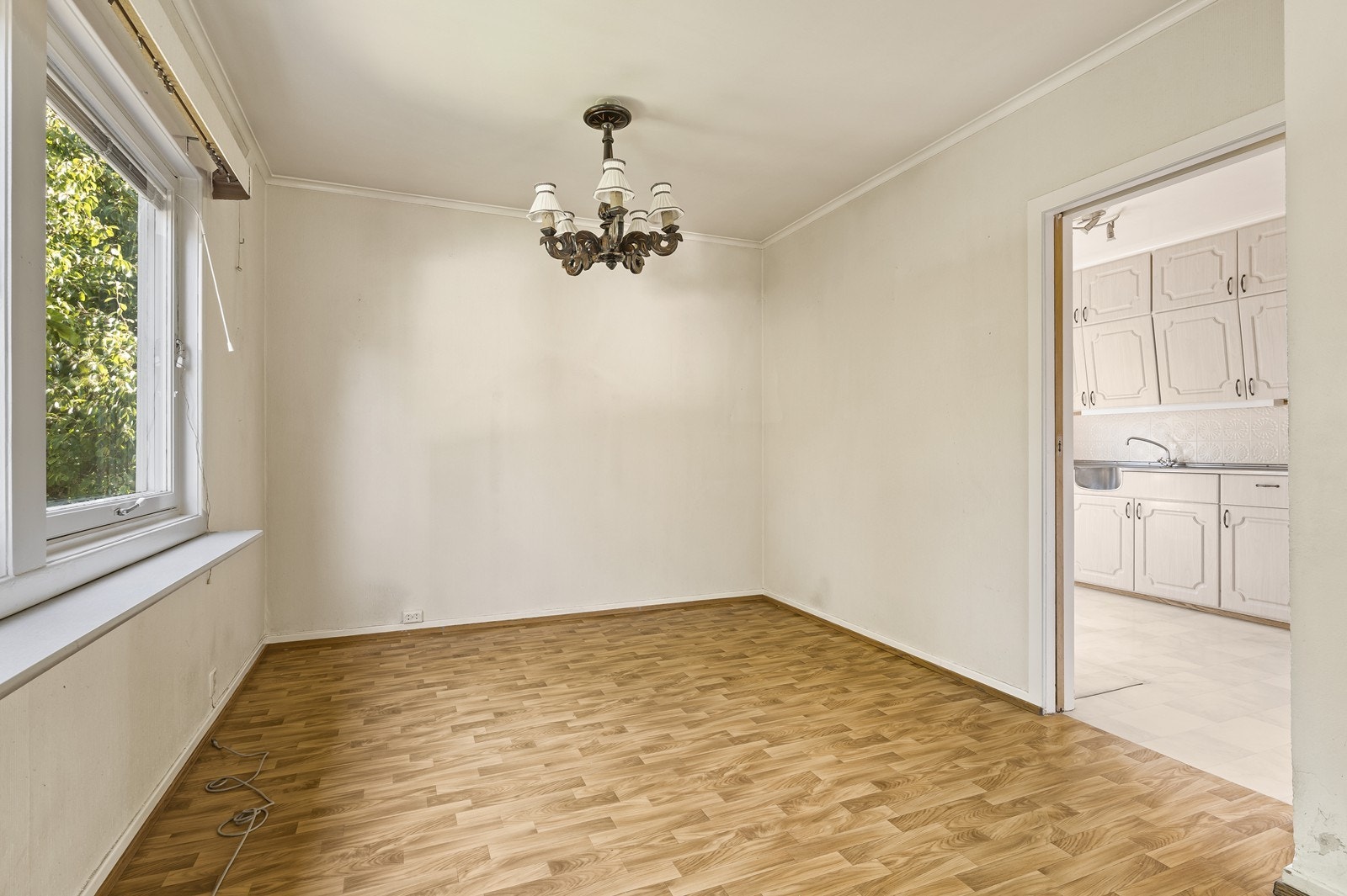 Muligheter for å etablere flere soner med sofagrupper, spisebord med tilhørende møblement og lignende. Galleribilde