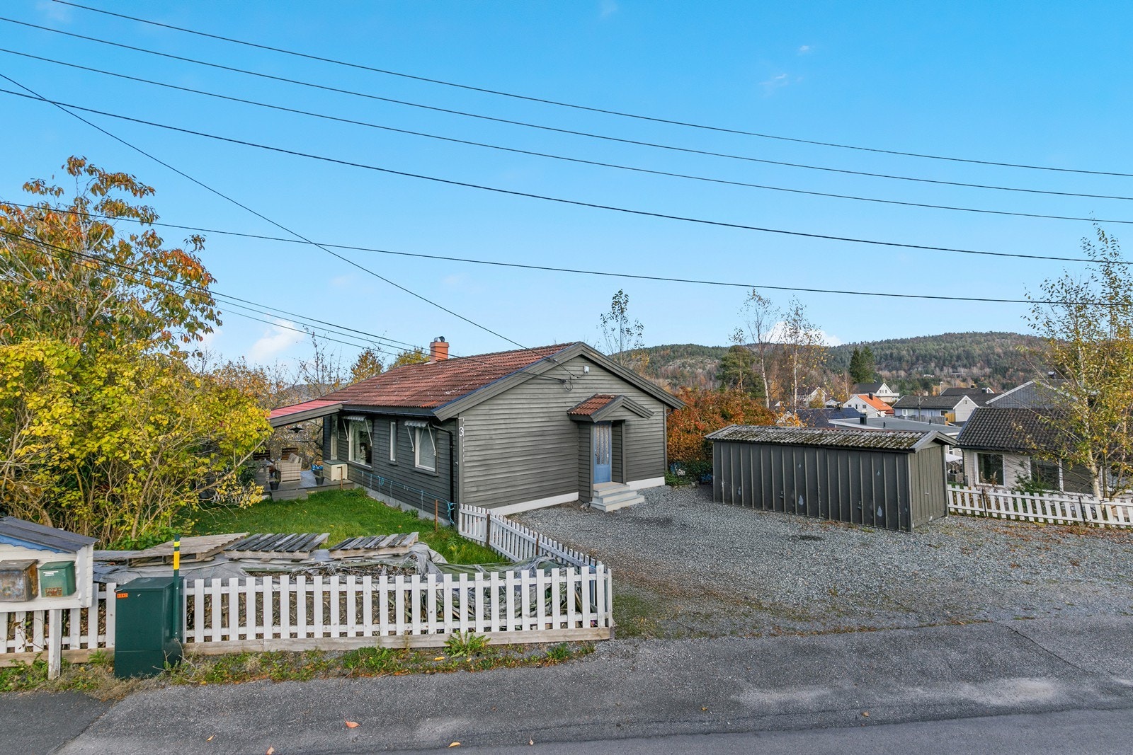 Boligen går over to plan, med overbygd terrasse med utgang fra stuen. Galleribilde