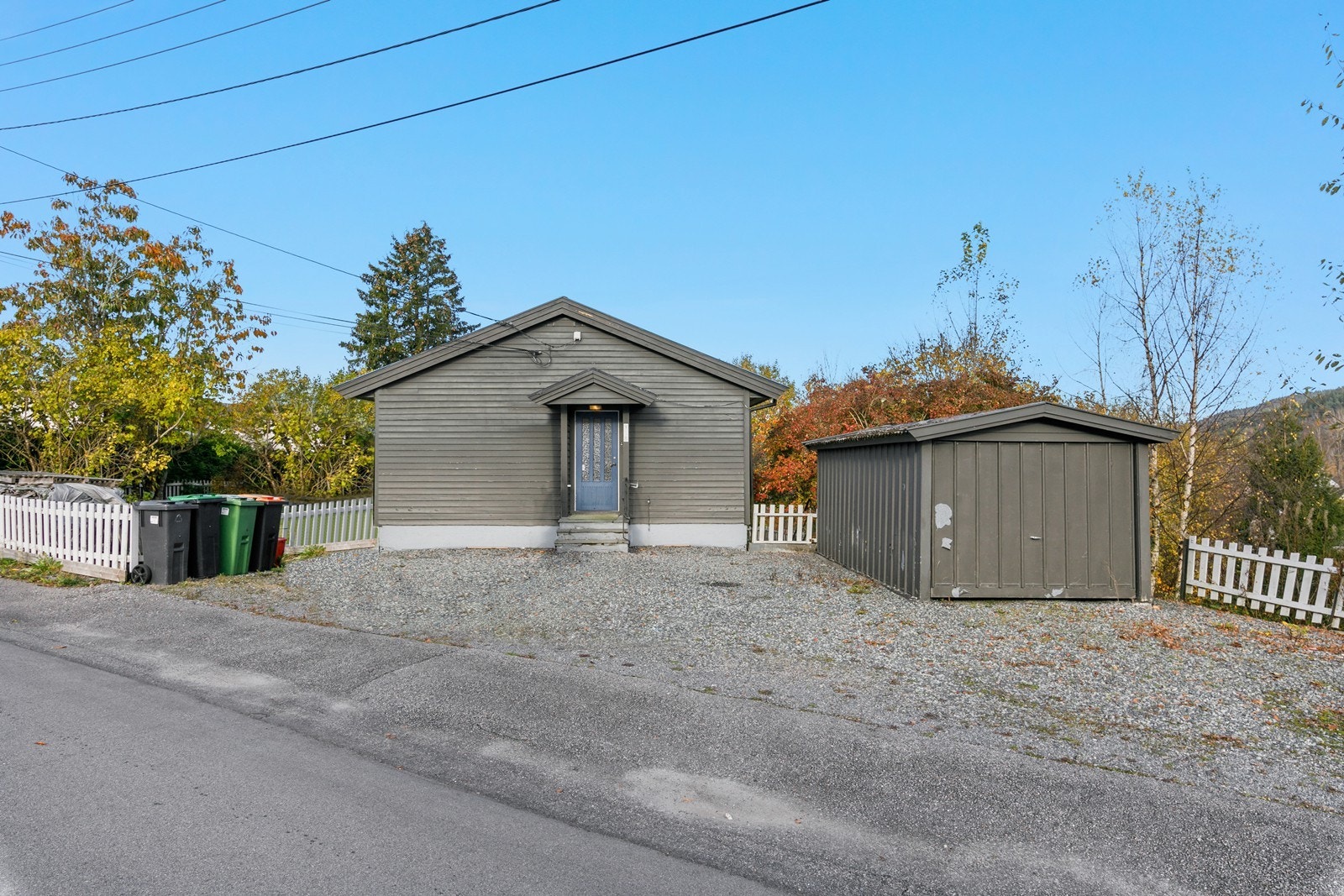 Gode parkeringsmuligheter på gårdsplass og i frittstående garasje. Galleribilde