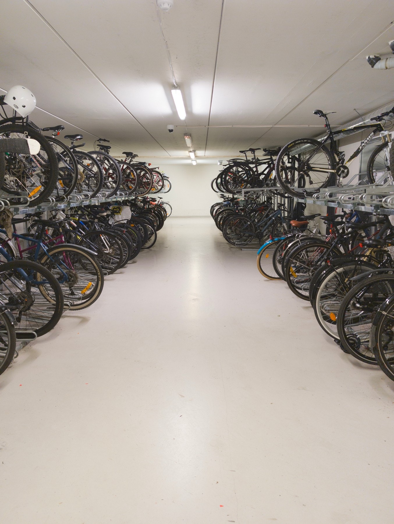Innendørs sykkelparkering. Galleribilde