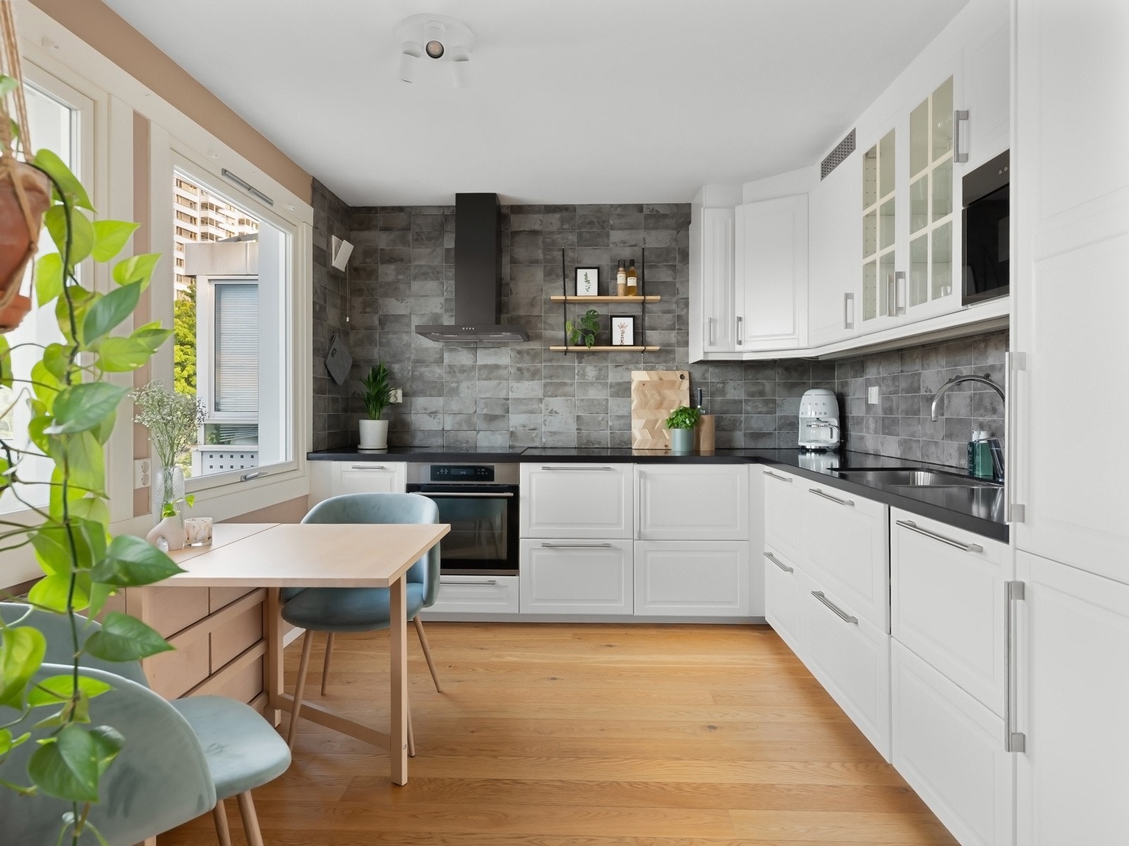 Fliser på vegg over benkeskap, belysning under overskap og kullfilter ventilator Galleribilde