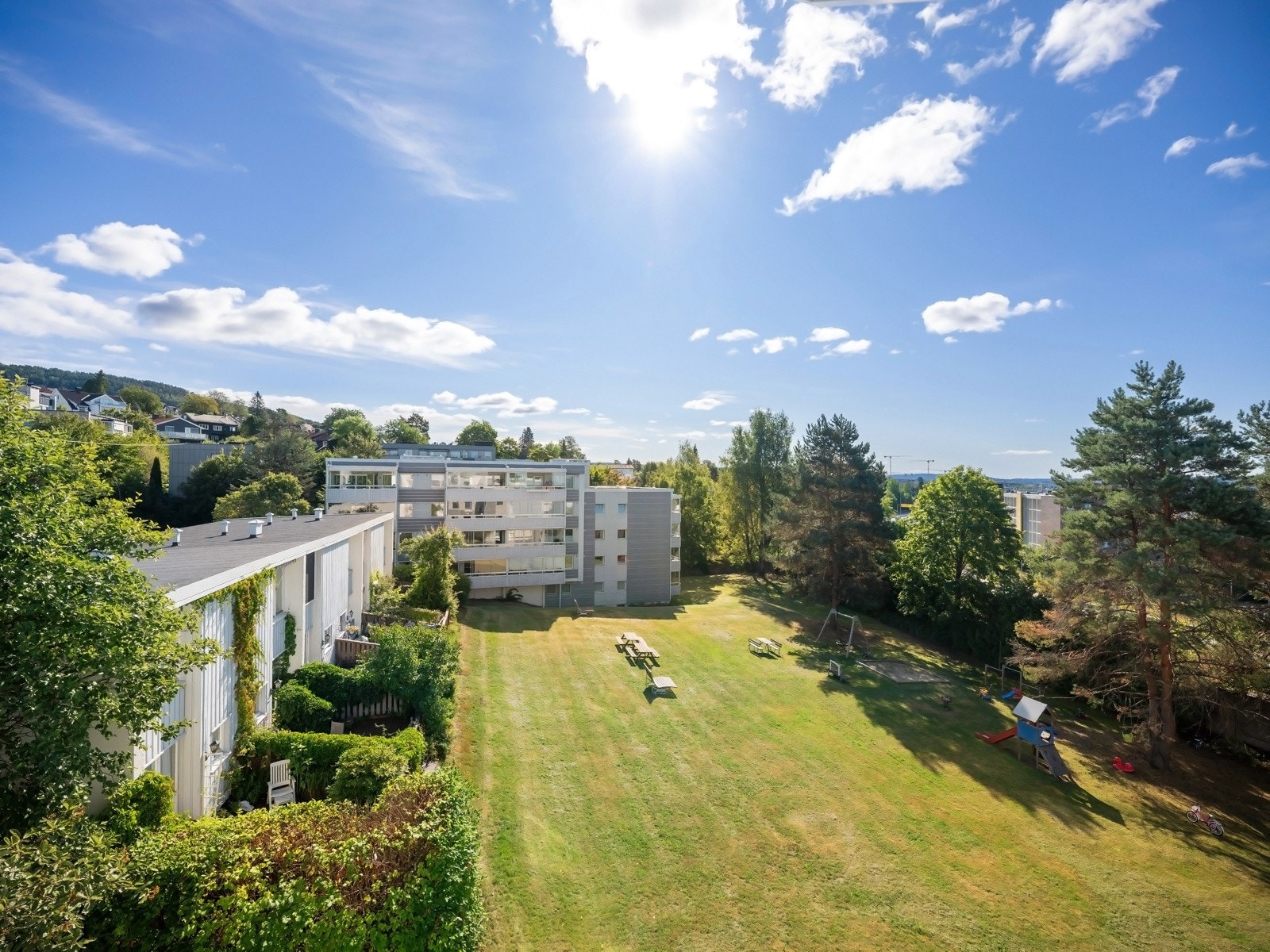 Beboere får tilgang til grønn fellesområder, felles vaskeri i hver blokk og sykkelparkering Galleribilde