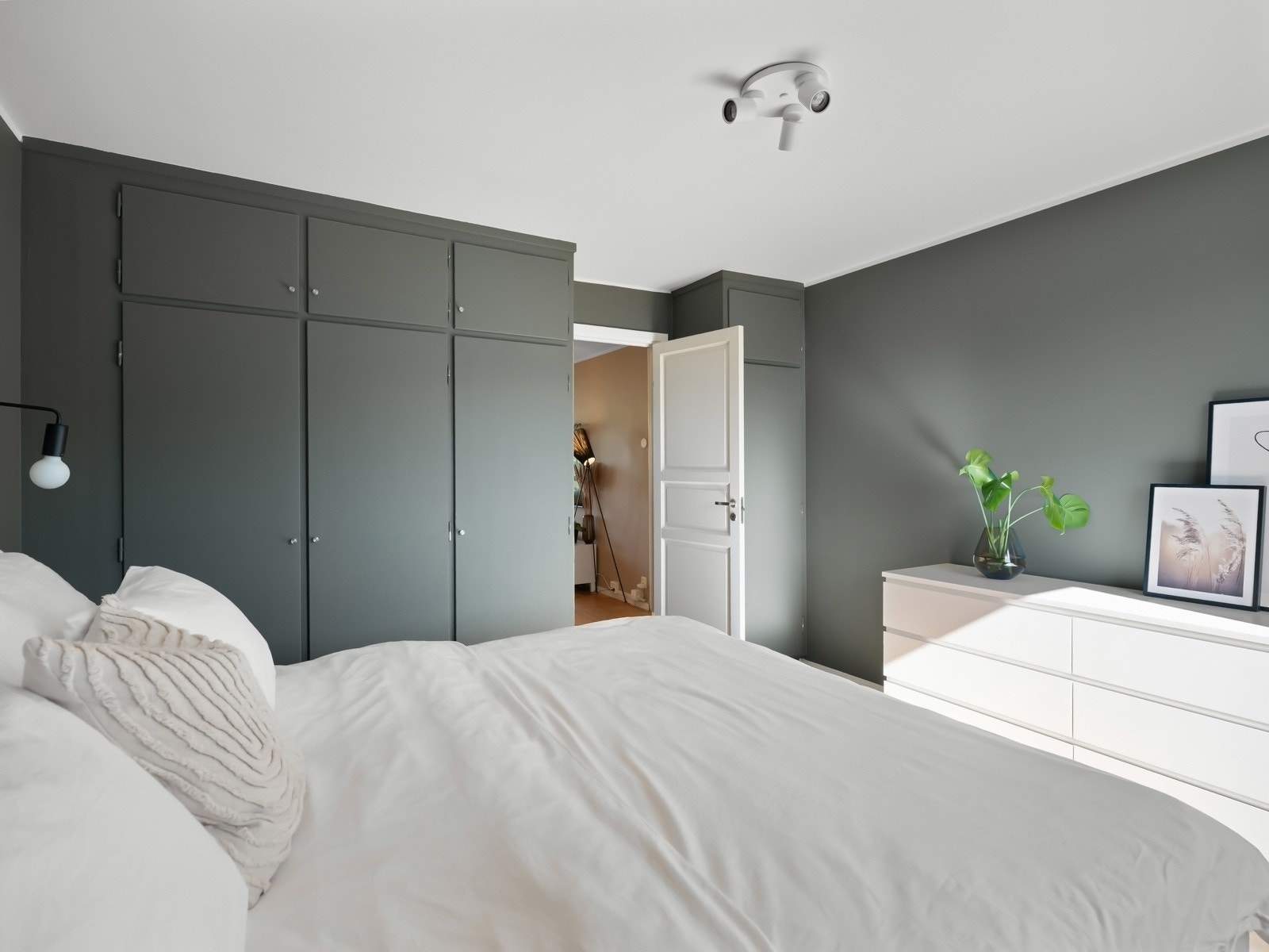 Hovedsoverommet har god plass til dobbeltseng og nattbord, og har gode garderobeløsninger Galleribilde