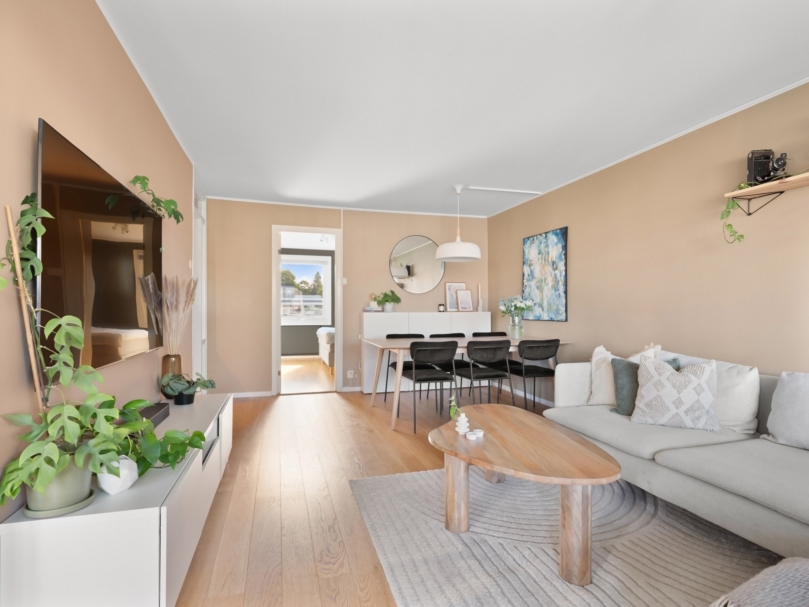 Rommet har mange møbleringsmuligheter etter behov, med plass til sofa, tv-møblement og stort spisebord Galleribilde