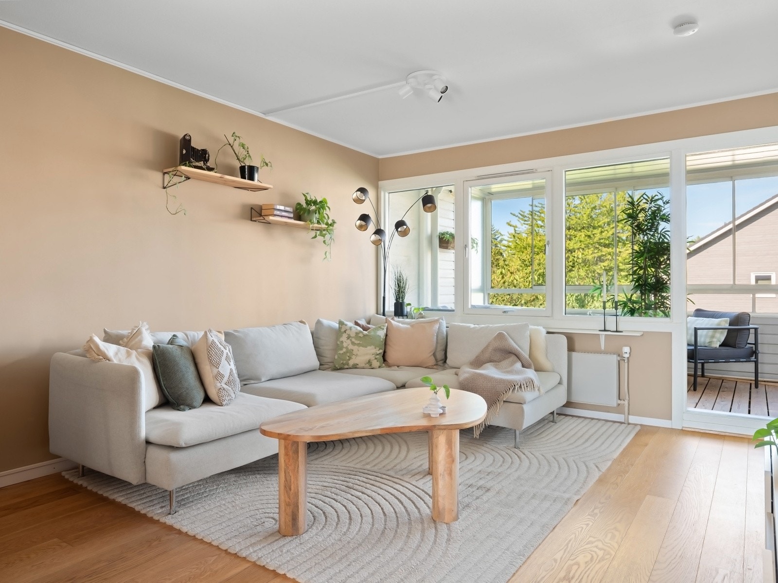 Leiligheten har en lys og luftig stue med store vindusflater som gir rikelig med naturlig lysinnslipp Galleribilde