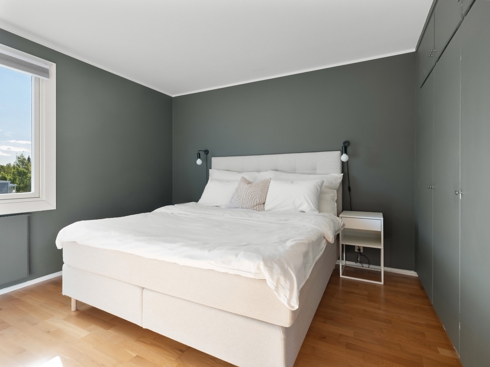 Leiligheten har 2 romslig soverom, hvorav dette er hovedsoverommet Galleribilde