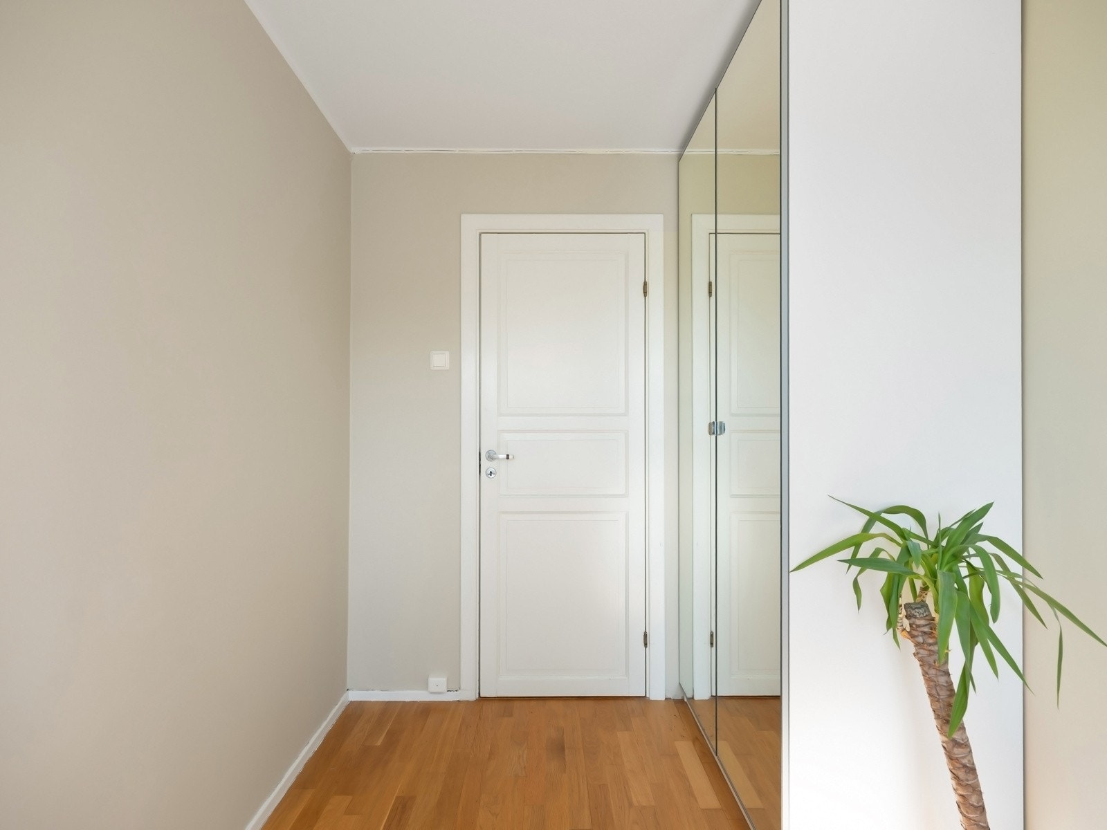 Her er det plass til dobbeltseng, med god oppbevaringsplass i garderobeskap Galleribilde