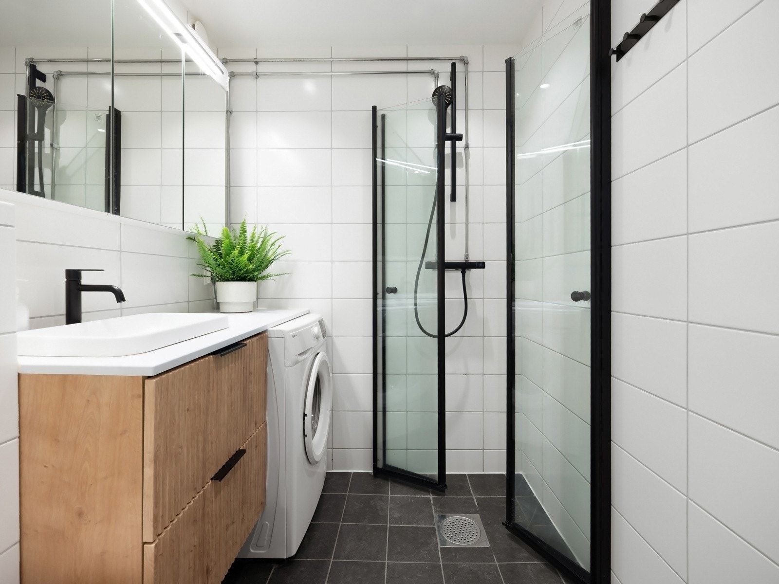 Dusj med innfellbare dører i herdet glass, servant i helstøpt plate, vegghengt wc Galleribilde