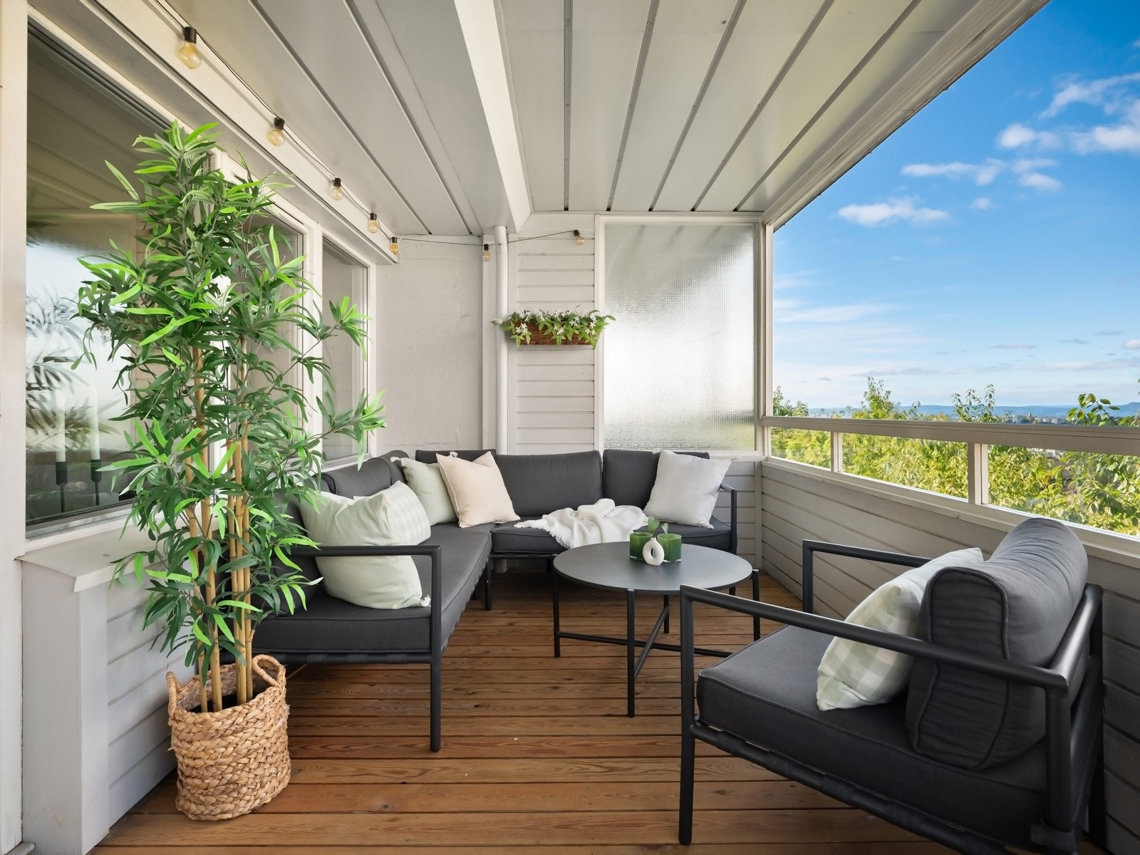 Dette er en leilighet med store vinduer, gjennomgående lys, balkong med utsikt og fine innvendige løsninger Galleribilde