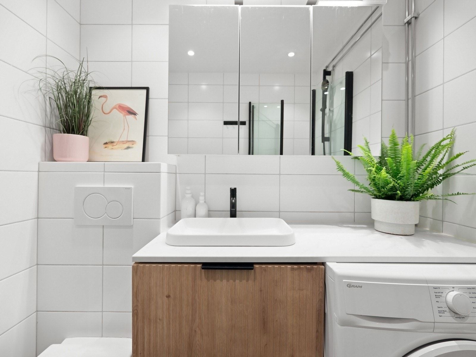 Badet har downlights belysning, elektrisk gulvvarme og opplegg for vaskemaskin. Galleribilde