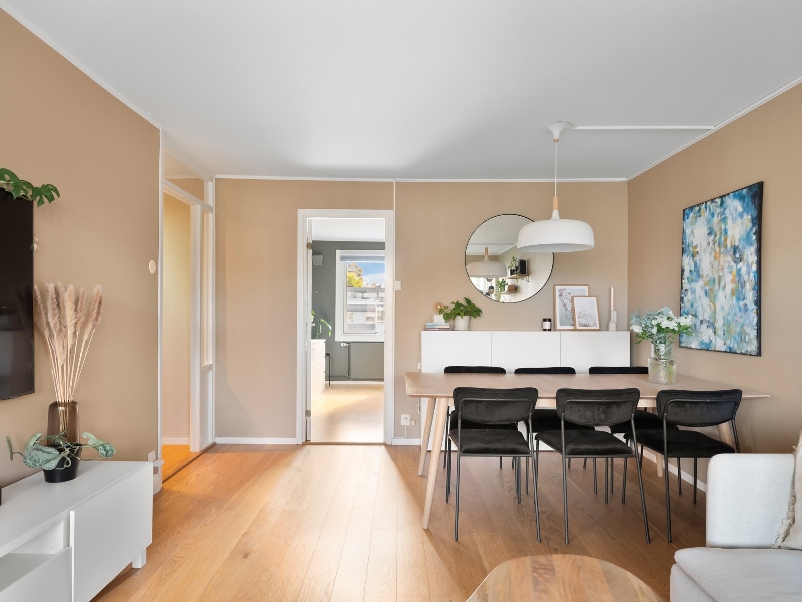 Stuens dels åpne løsning inn til kjøkkenet gjør dette til et svært sosialt rom Galleribilde