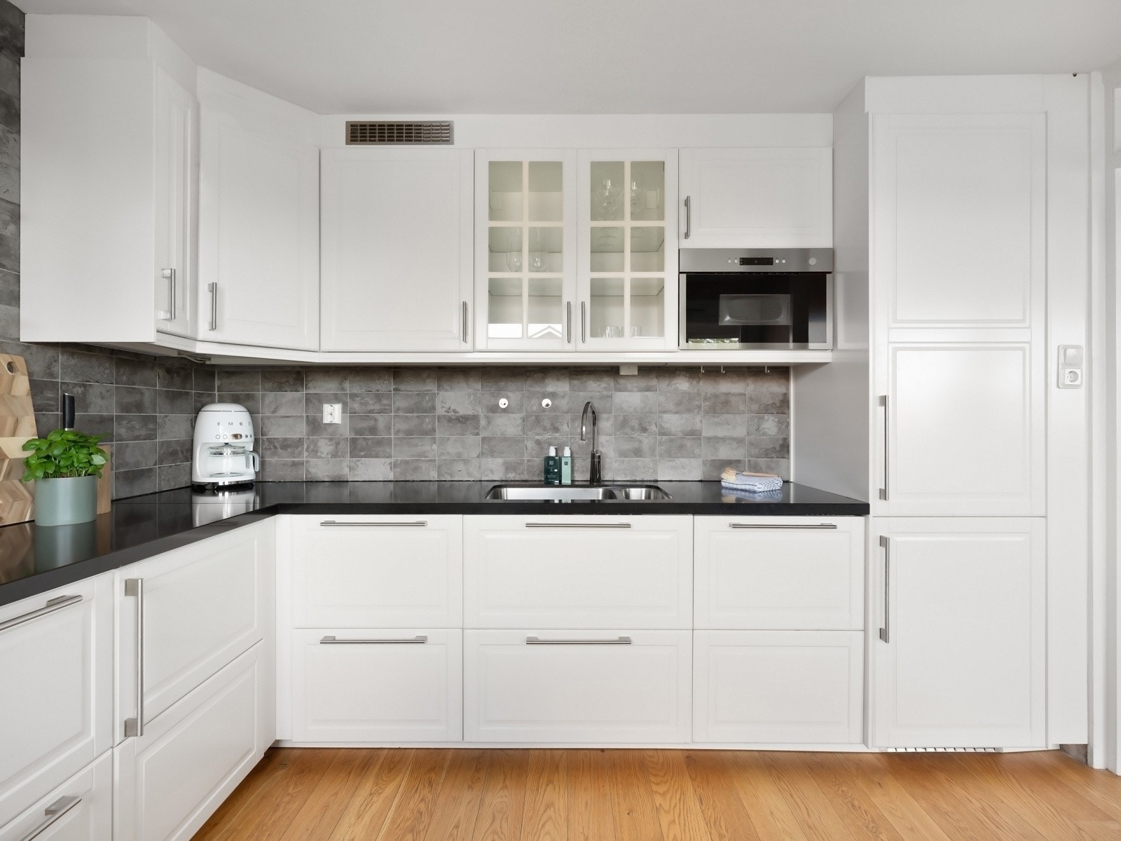 Kjøkkenet har godt med lagringsplass og gode arbeidsflater Galleribilde