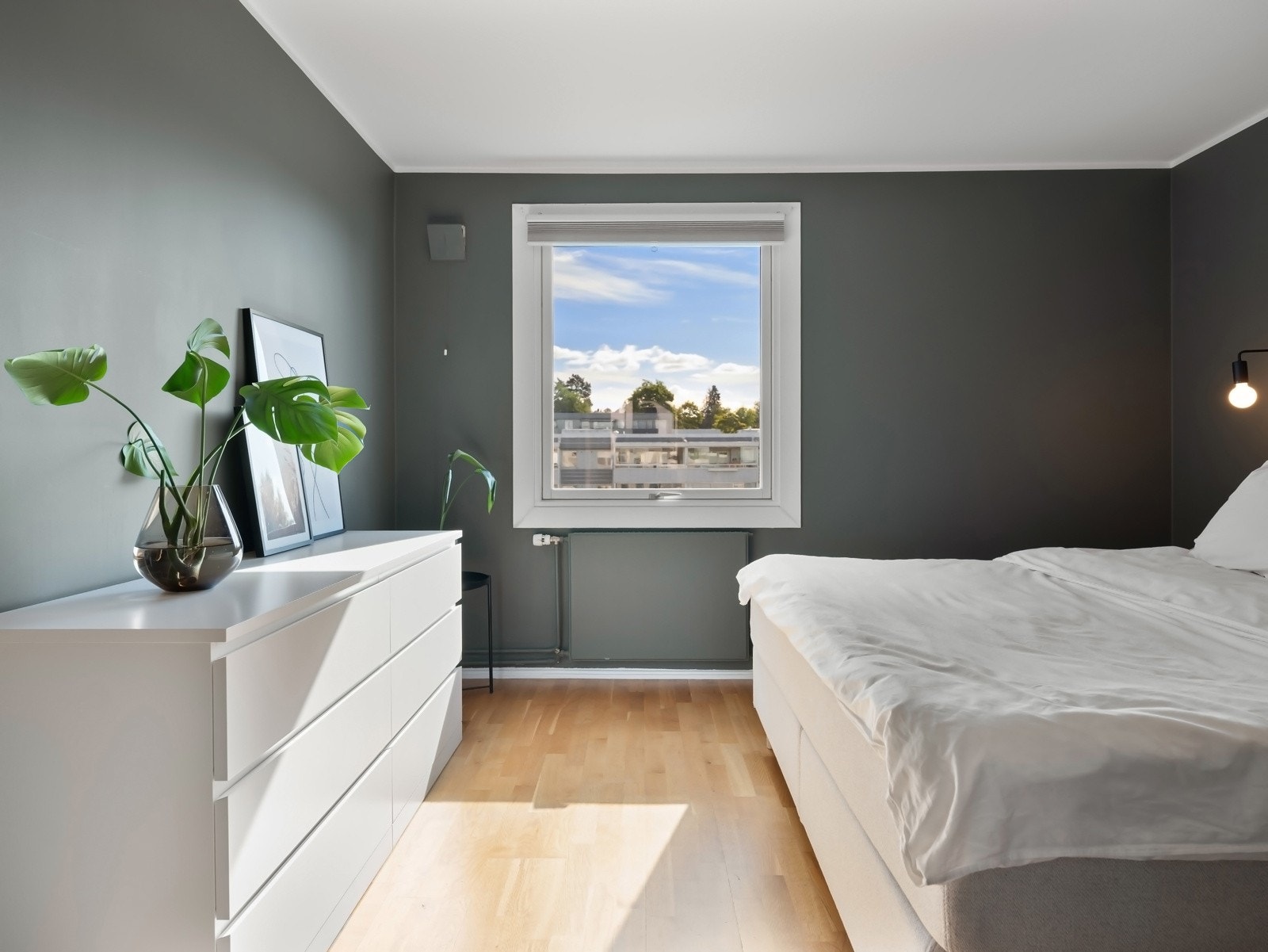 Som i likhet med resten av leiligheten er rommet malt i moderne farger med god takhøyde og store vindusflater Galleribilde