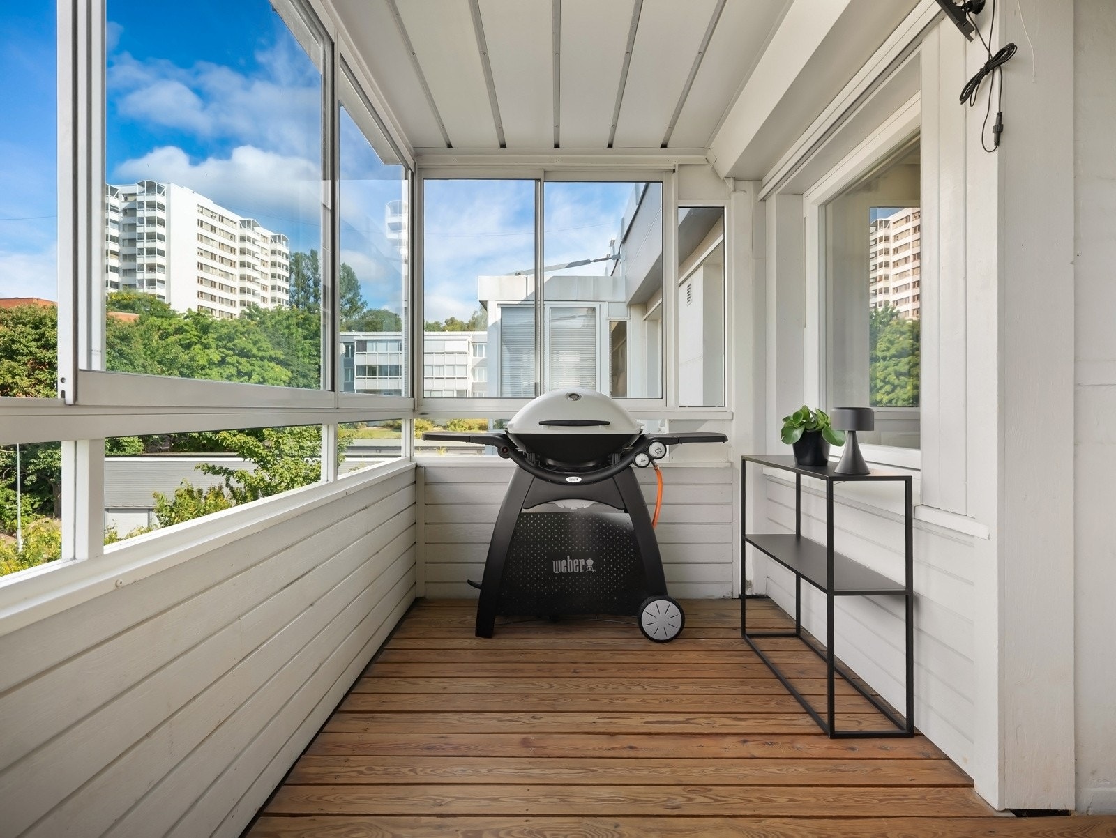 Med god plass til sitte gruppe og grill er dette er flott forlengelse av stue/kjøkken Galleribilde