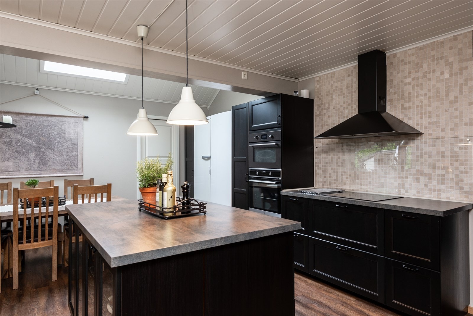 Stort kjøkken med god skap og benkeplass Galleribilde