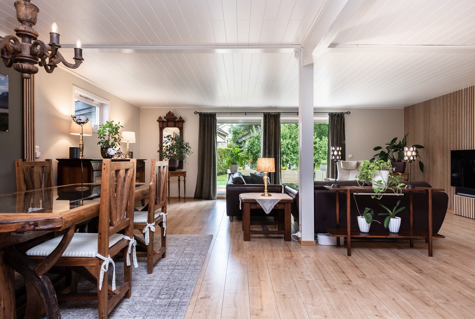 Romslig åpen stue med vedovn Galleribilde