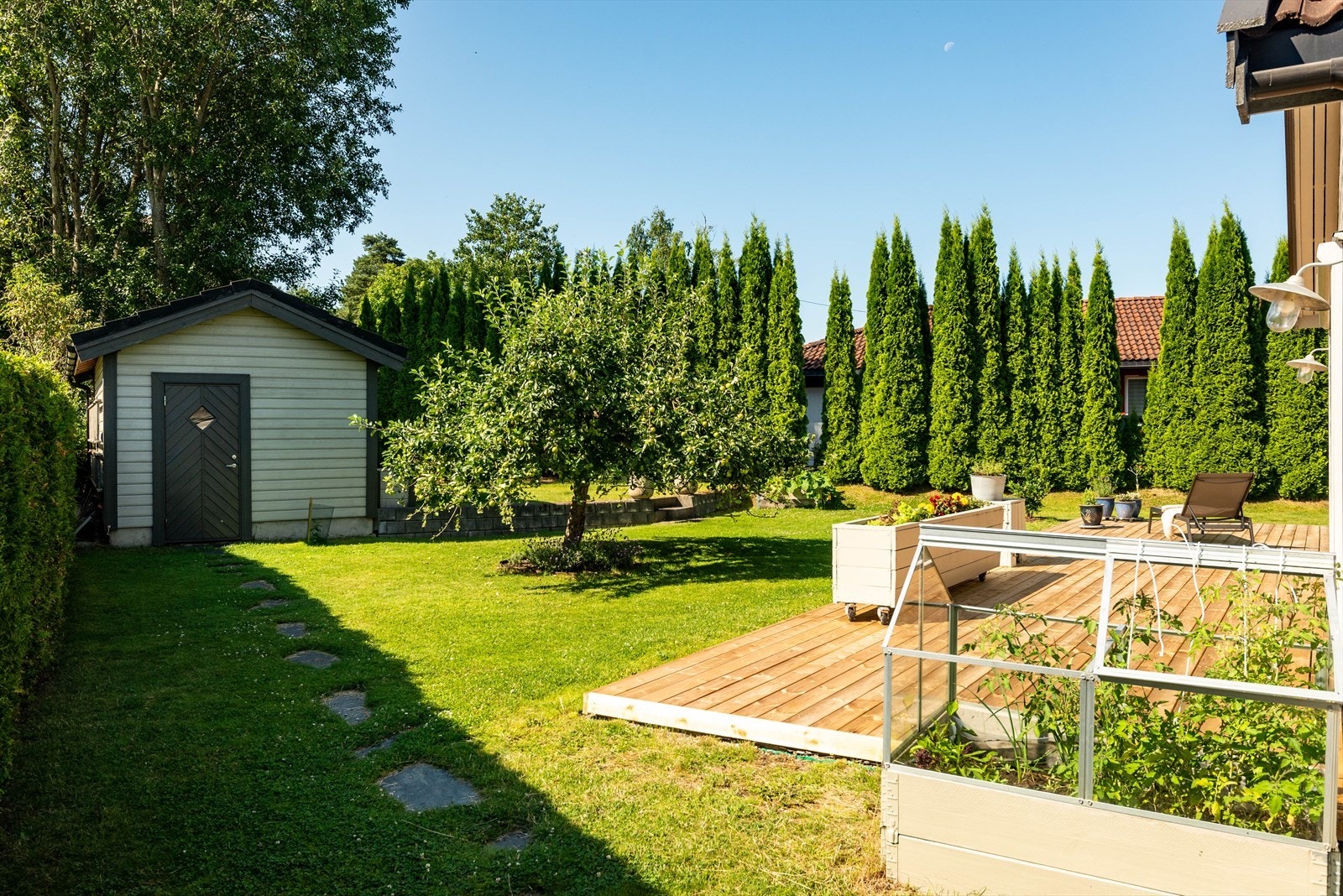 Solrik hage med stor terrasse og sportsbod Galleribilde