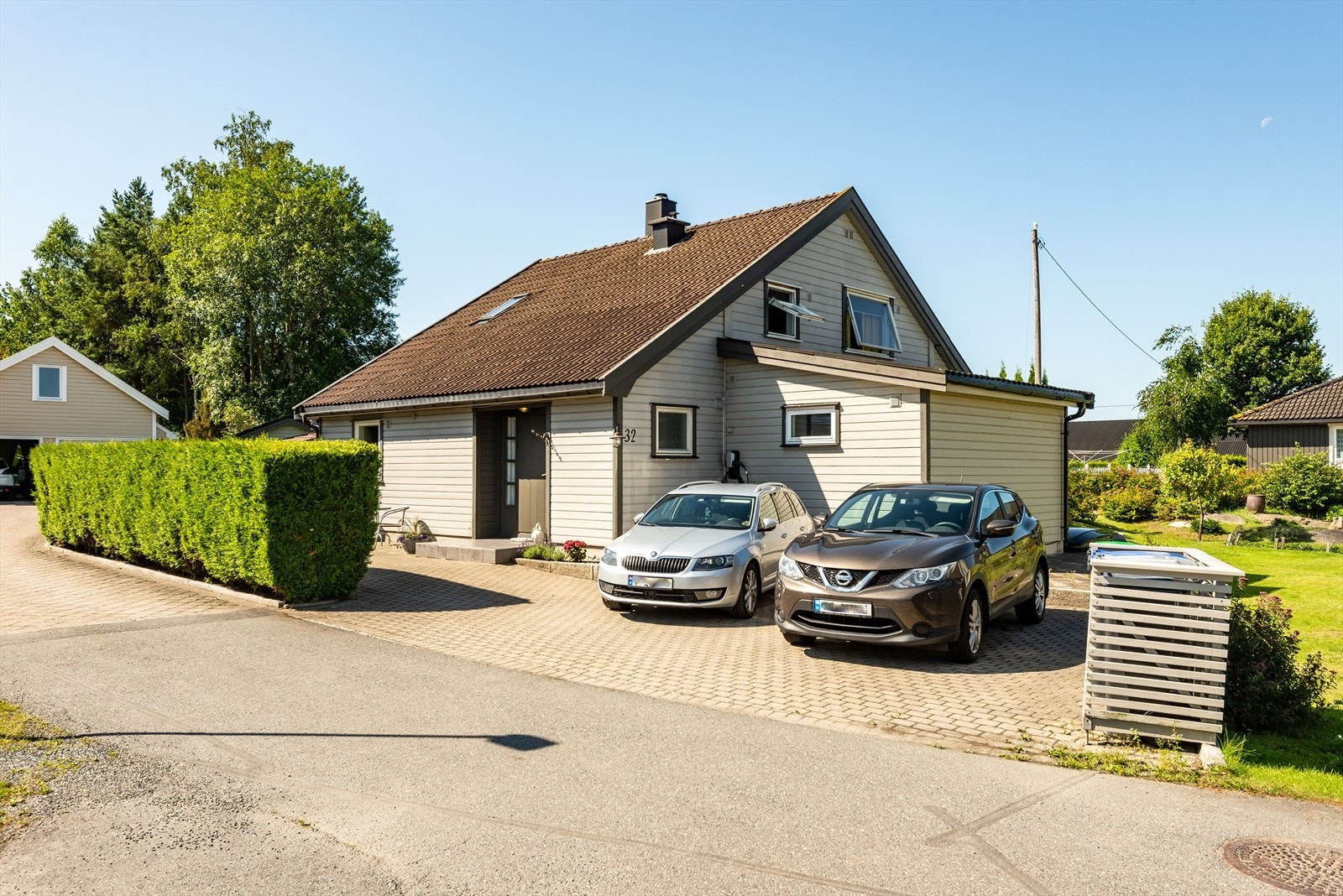 Romslig biloppstillingsplass på eiendommen Galleribilde