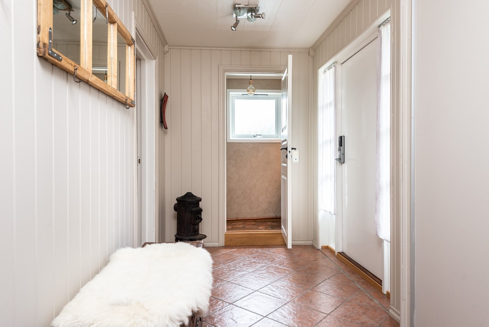 Gang med inngang til WC-rom Galleribilde