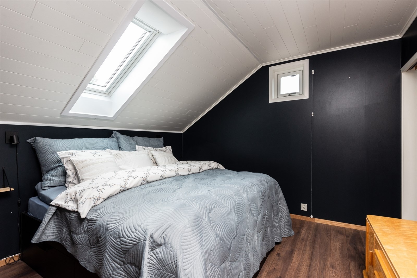 Hovedsoverom med inngang til kleskott Galleribilde