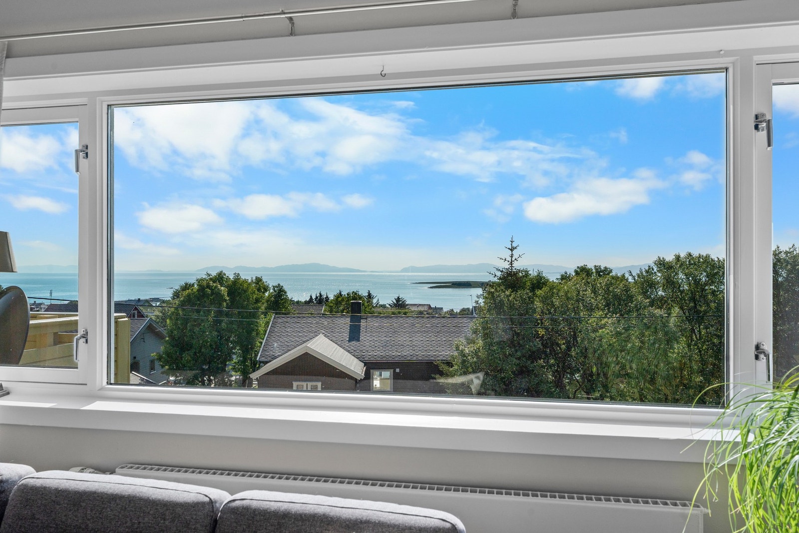 Her ser man over Varangerfjorden og kan nyte sola store deler av dagen. Galleribilde