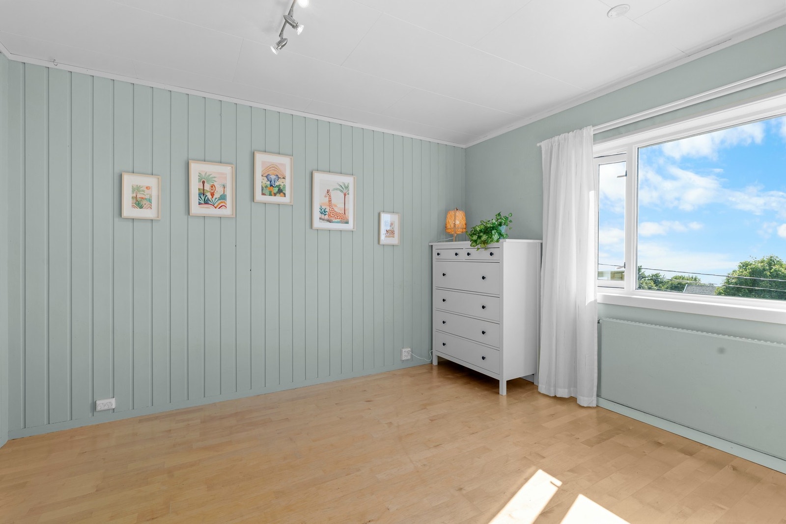 Her er det god plass til stor seng med tilhørende møblement. Galleribilde