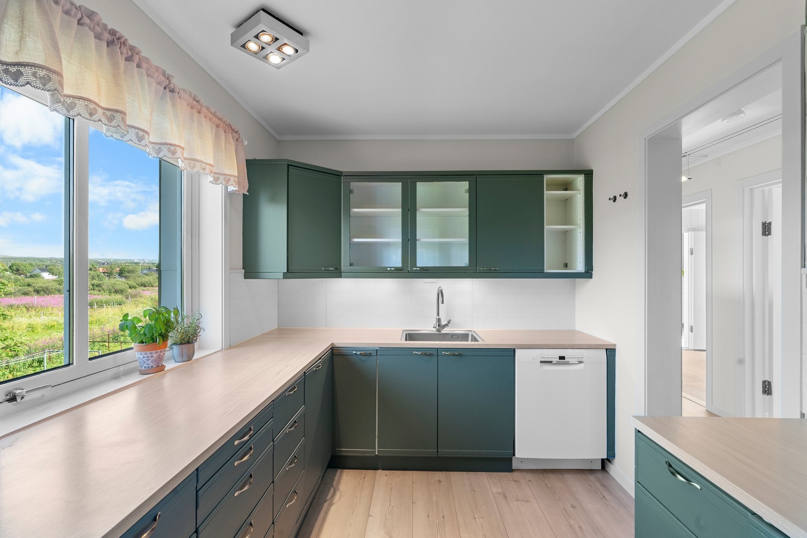 På kjøkkenet er det store vinduer mot friareal i nord. Galleribilde