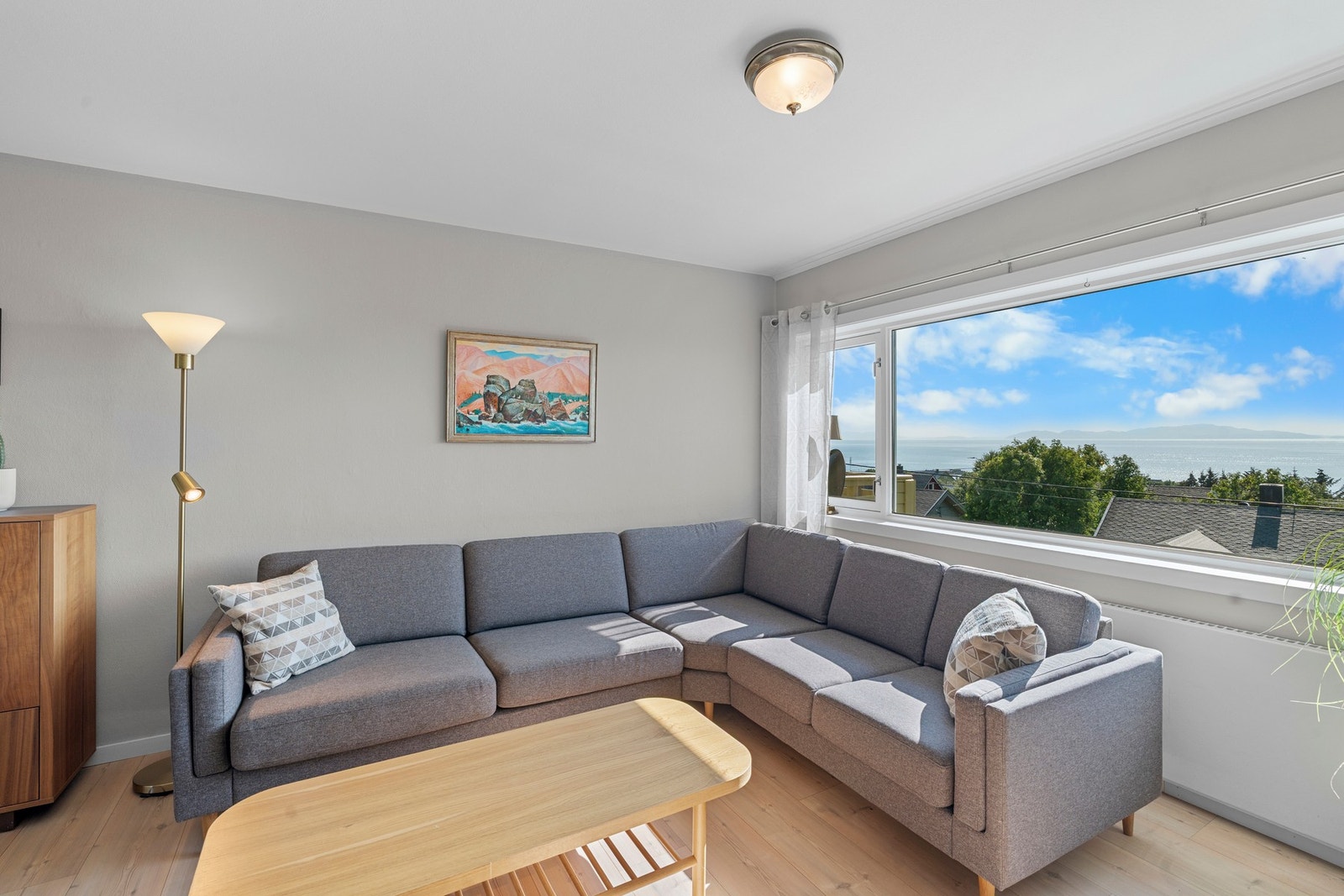 Dette er en romslig 4-roms leilighet med fantastisk utsikt! Galleribilde