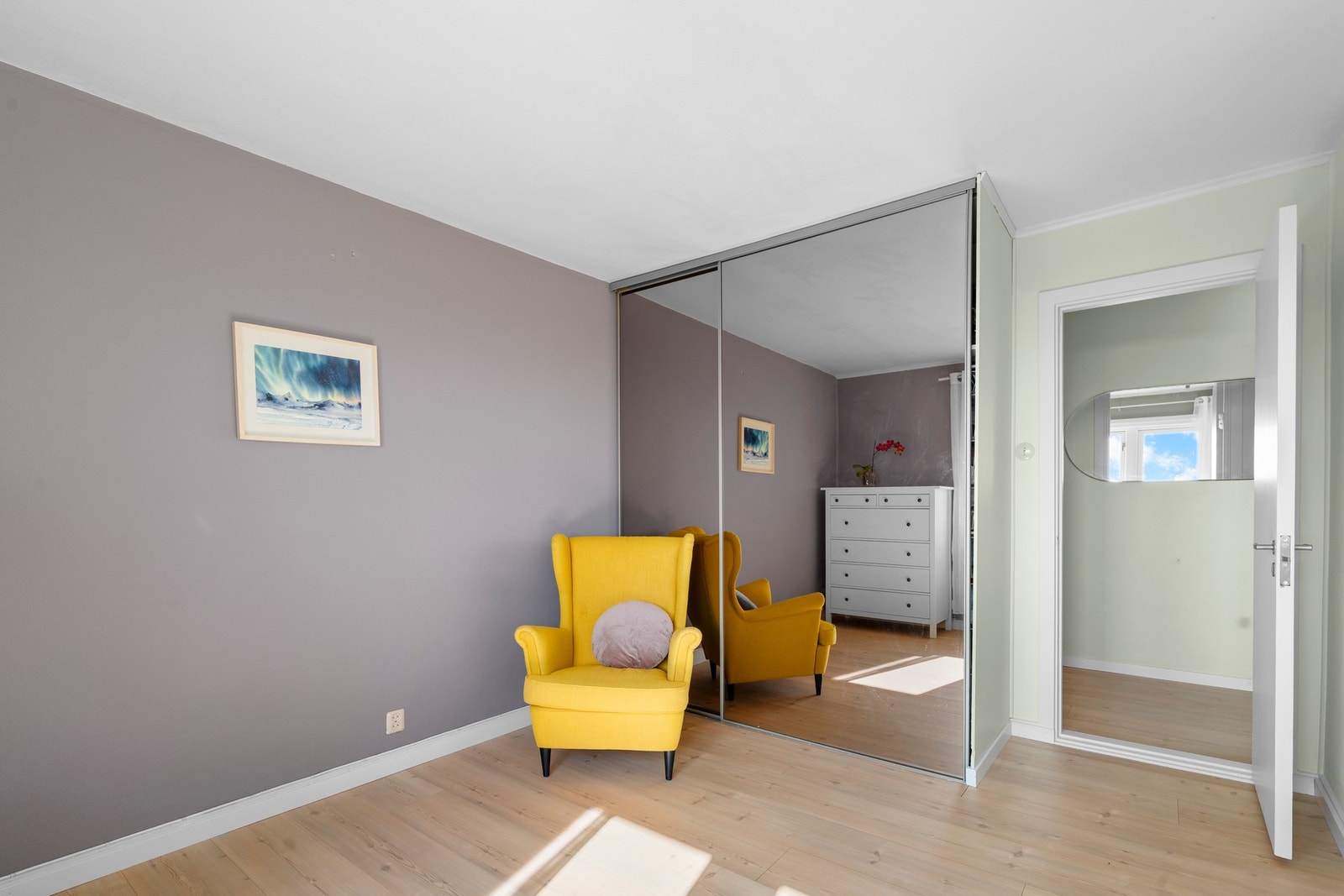 Videre er det en romslig skyvedørsgarderobe på soverommet. Galleribilde