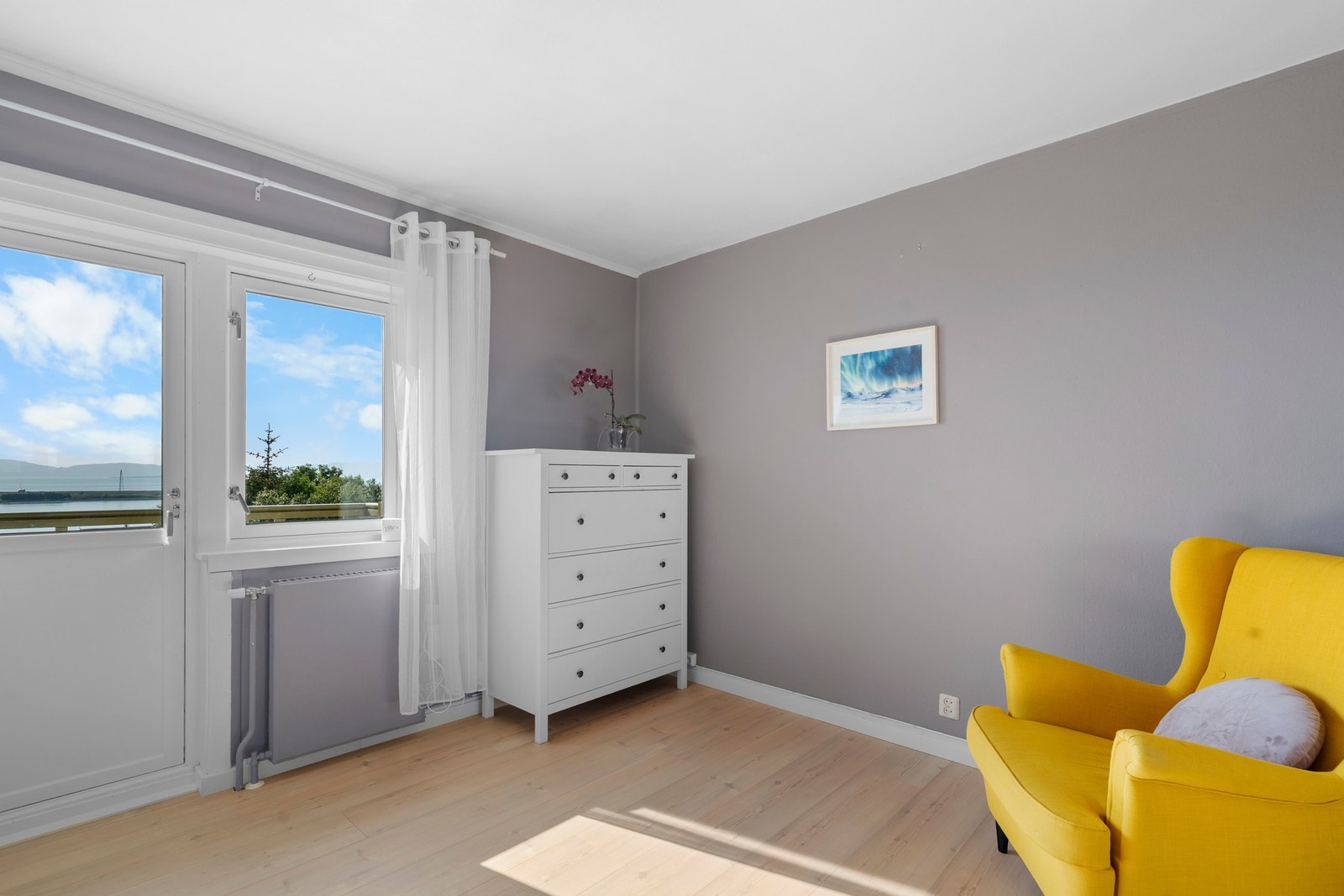 Det første soverommet har god størrelse og utgang til en sørvendt balkong. Galleribilde