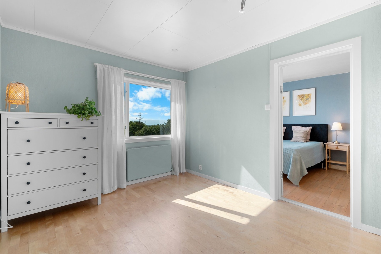 Videre er det nok et romslig soverom. Galleribilde