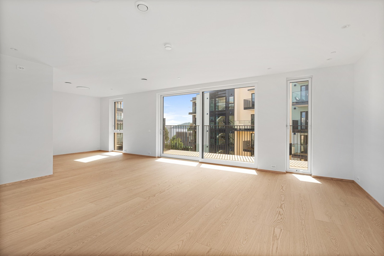 Store vindusflater som gir et fint og naturlig lys inn i leiligheten. Galleribilde