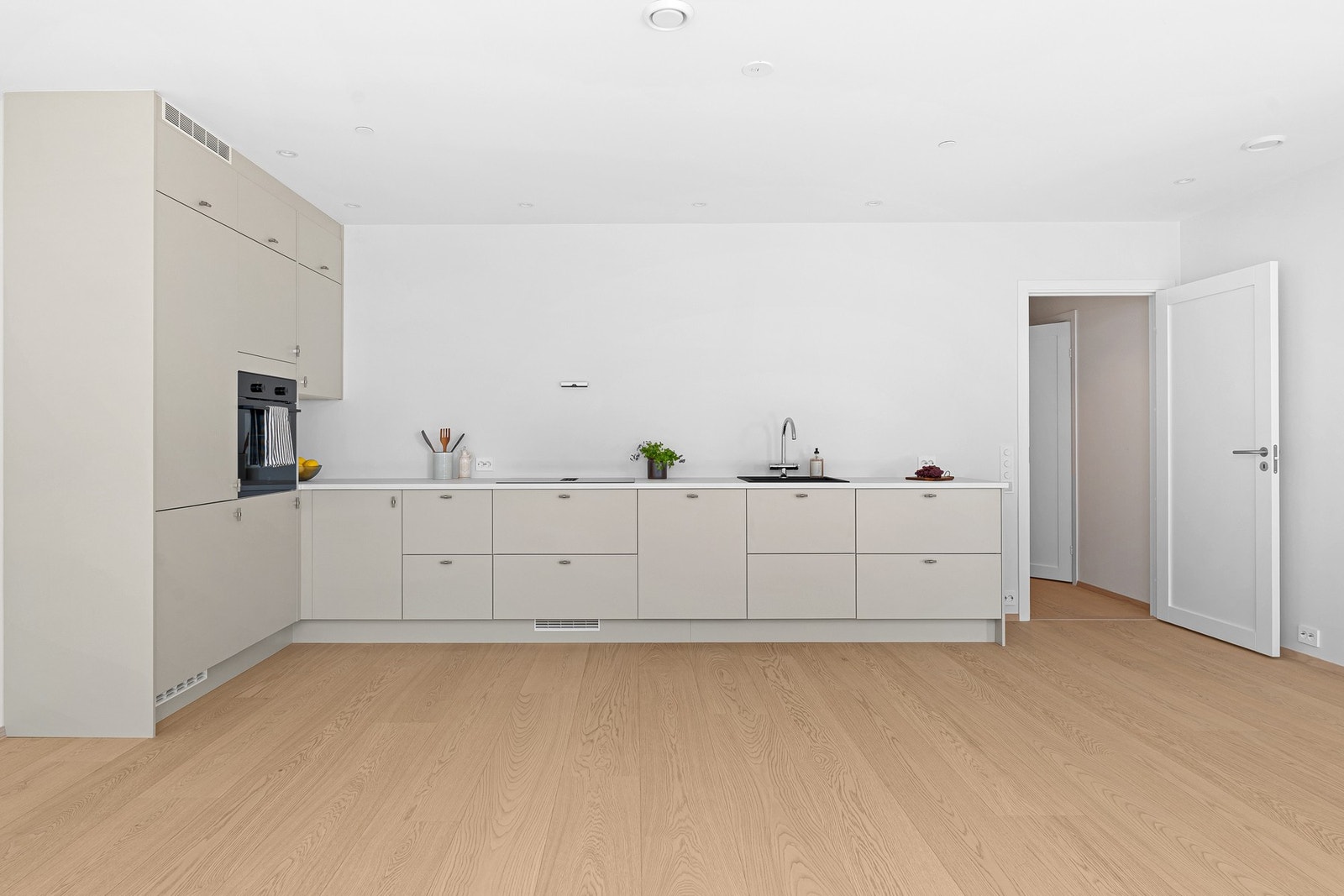 Kjøkkenet er oppgradert og påkostet fra kjøkkenleverandøren Strai. Galleribilde